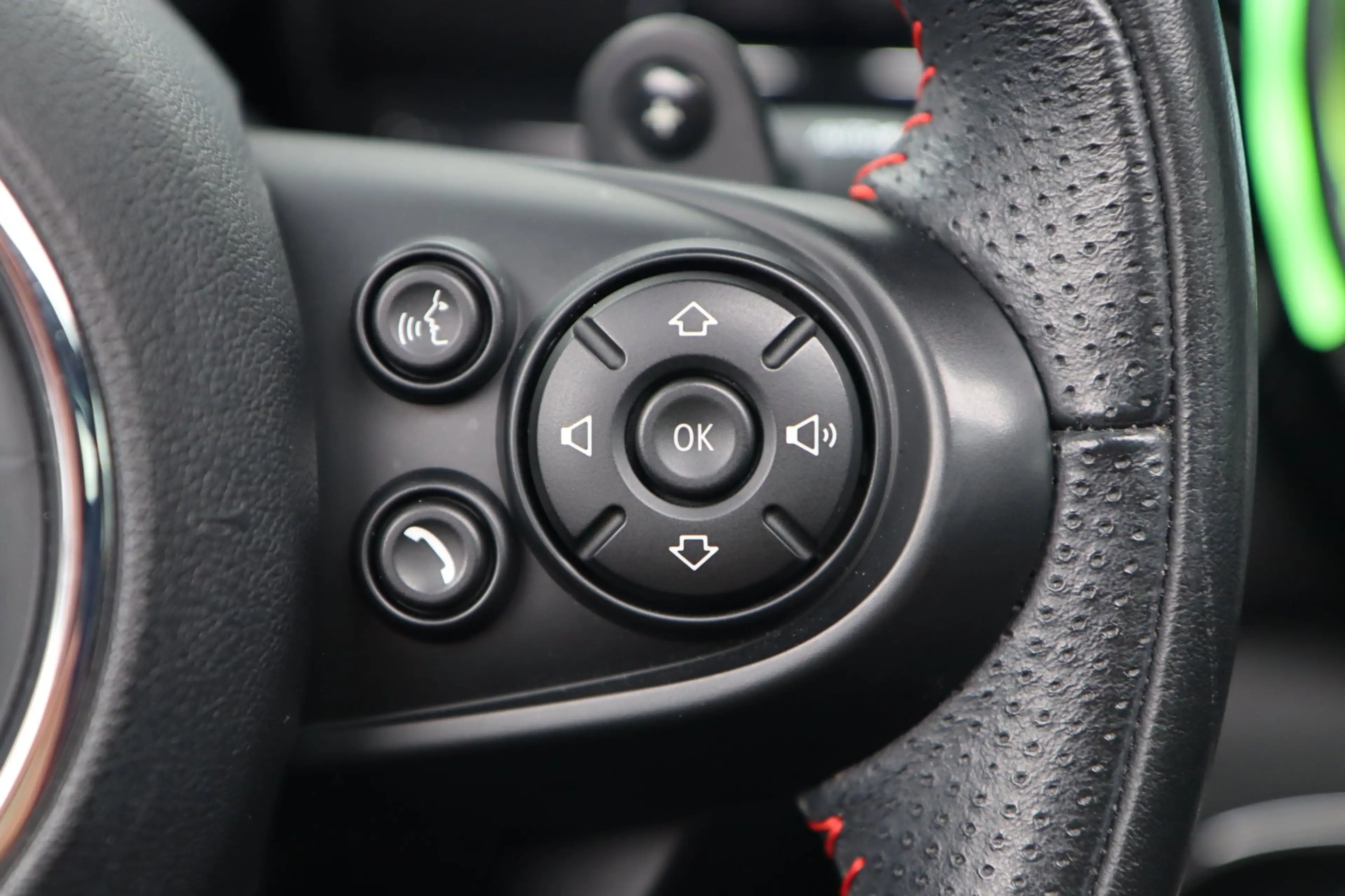 MINI Cooper S Clubman 2.0 Chili Serious / PANO / HUD / ACC / H&K / CAMER — photo 17