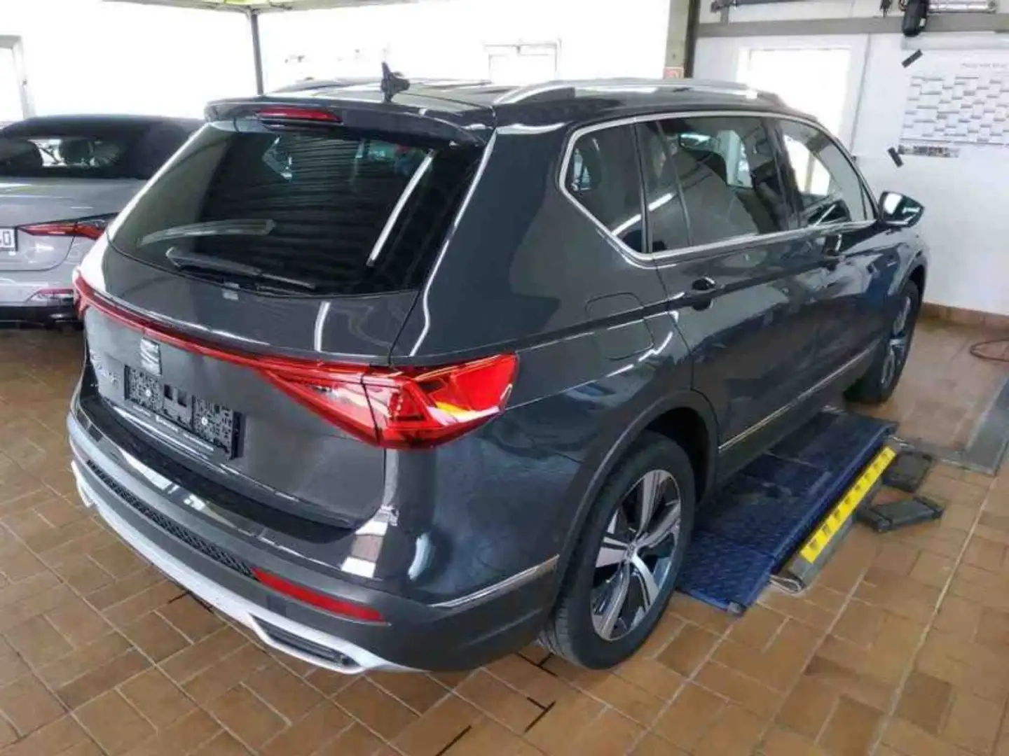 SEAT Tarraco 2.0 TDI Xcellence AHK DSG LED Navi ACC  Pano Stand Grau - 2