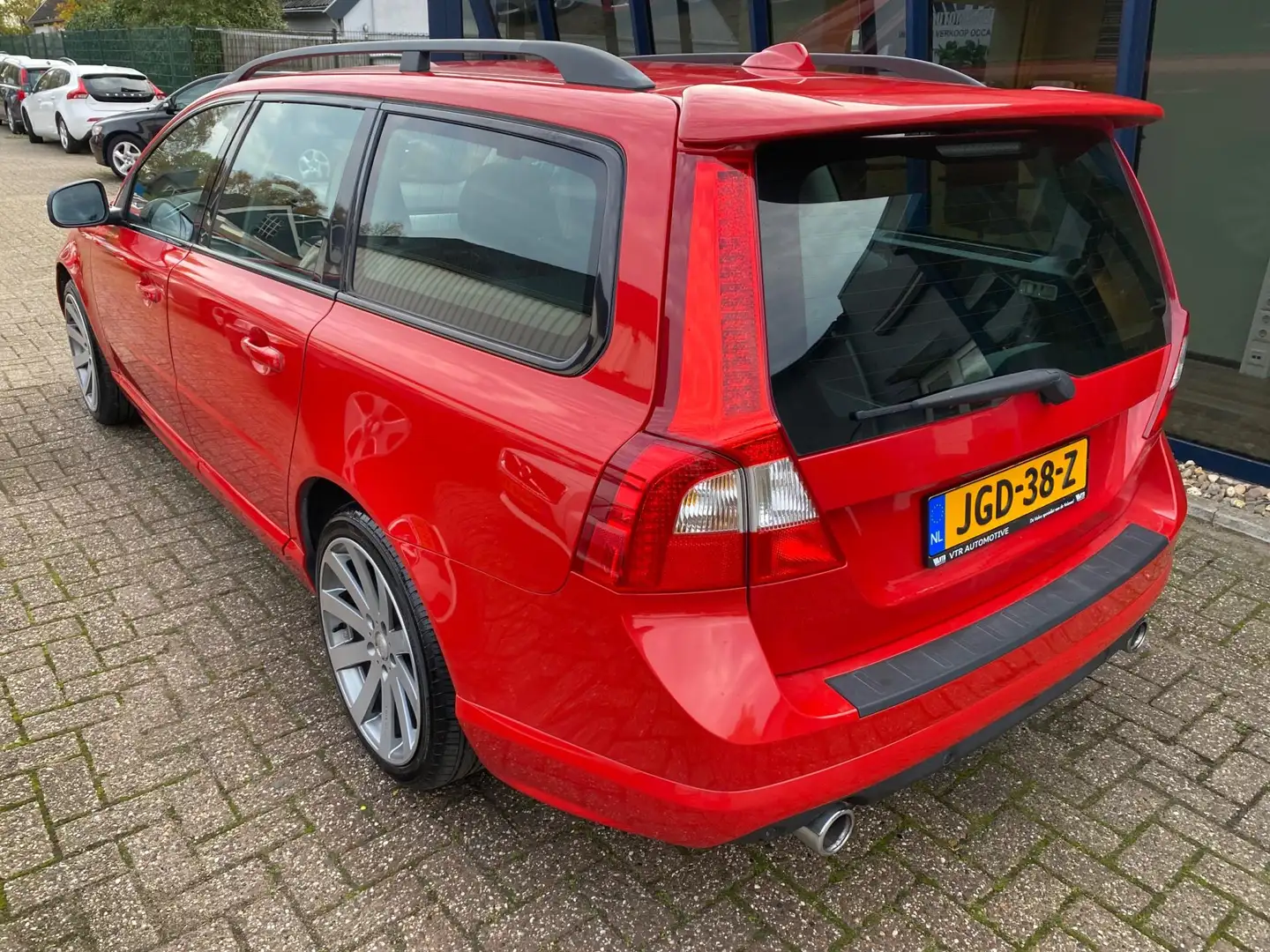 Volvo V70 2.5FT R-Design 230PK Automaat LEER / XENON / PDC / Rood - 2