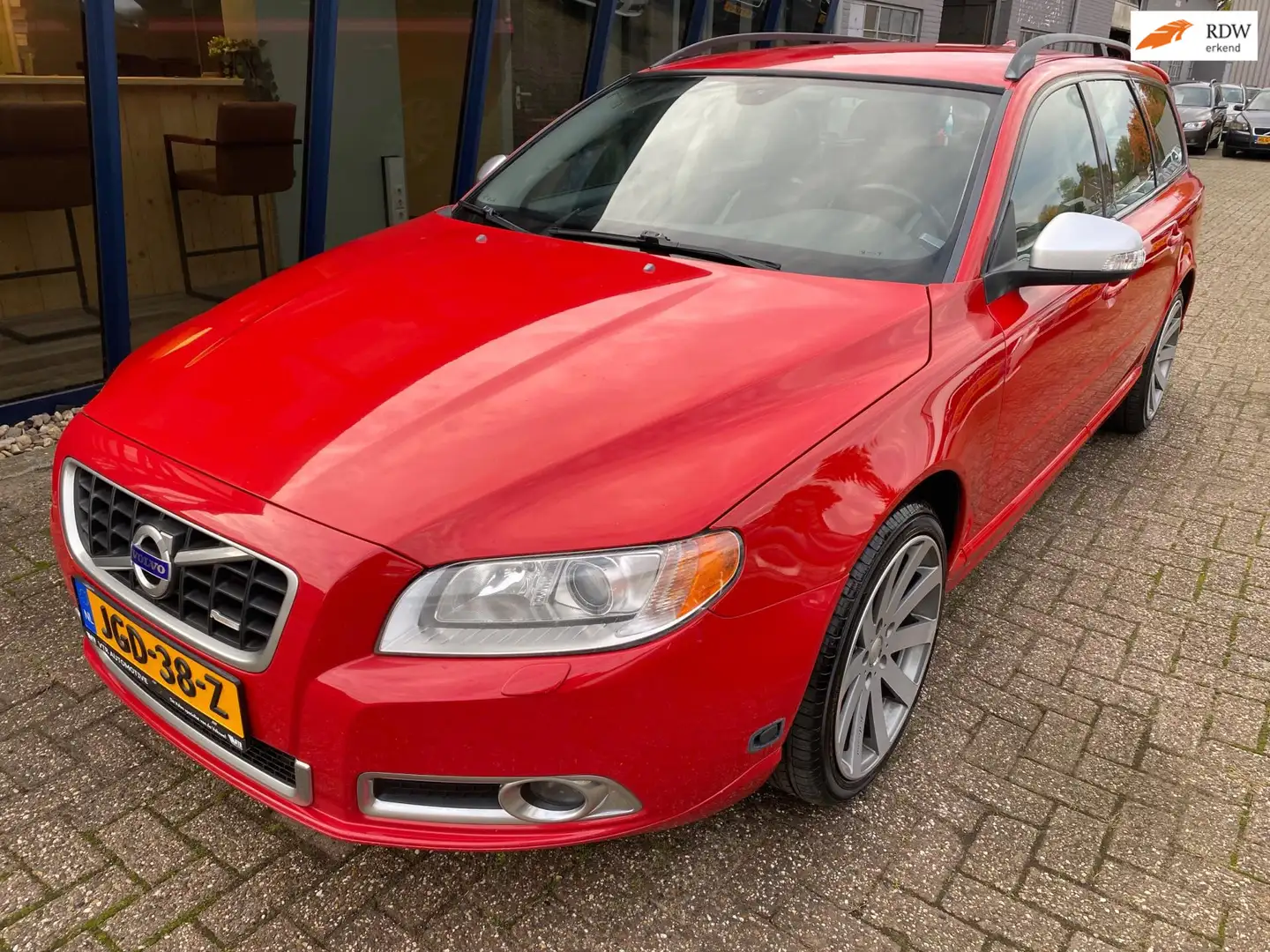 Volvo V70 2.5FT R-Design 230PK Automaat LEER / XENON / PDC / Rood - 1