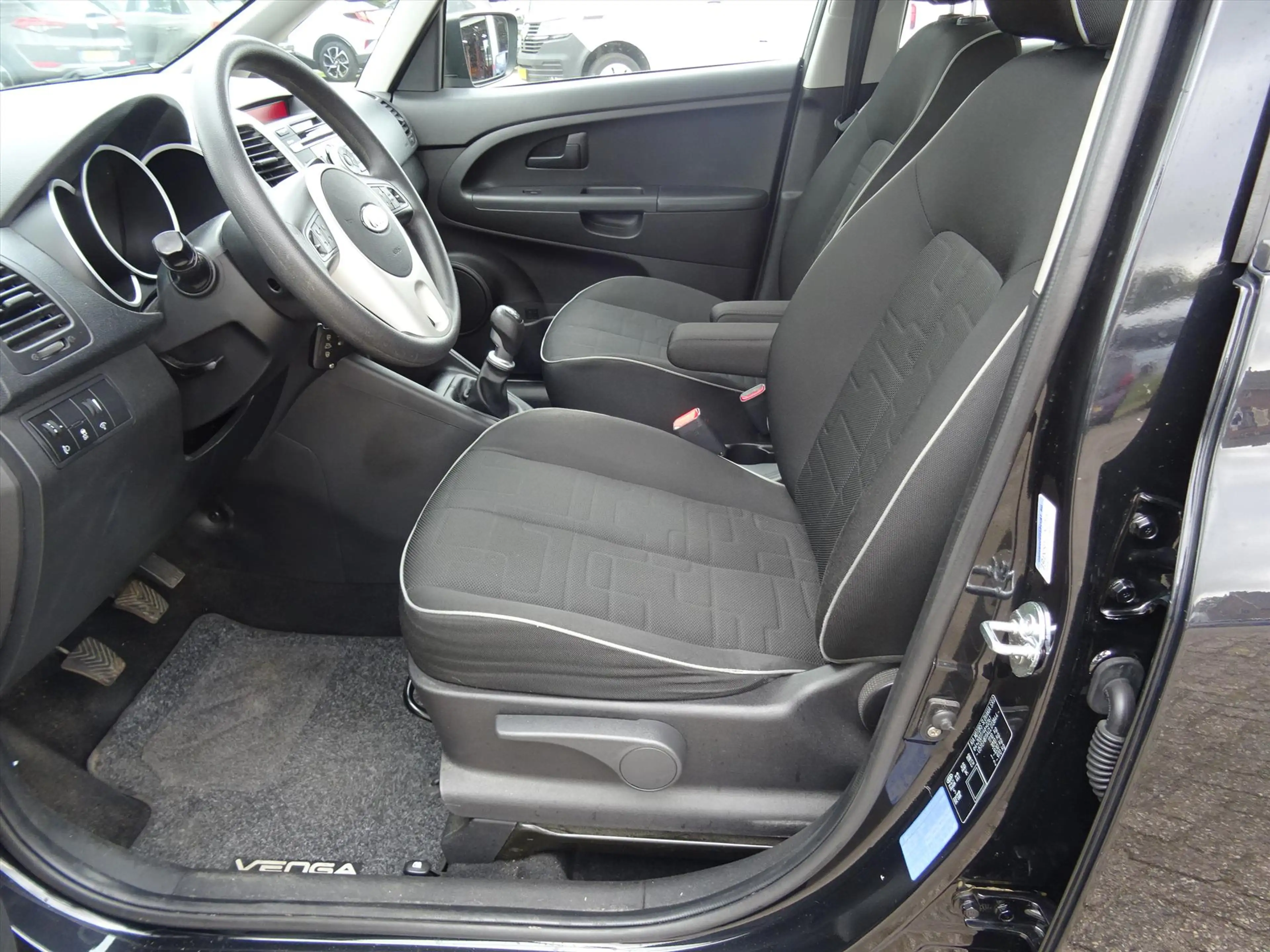 Kia Venga 1.4 CVVT — photo 8