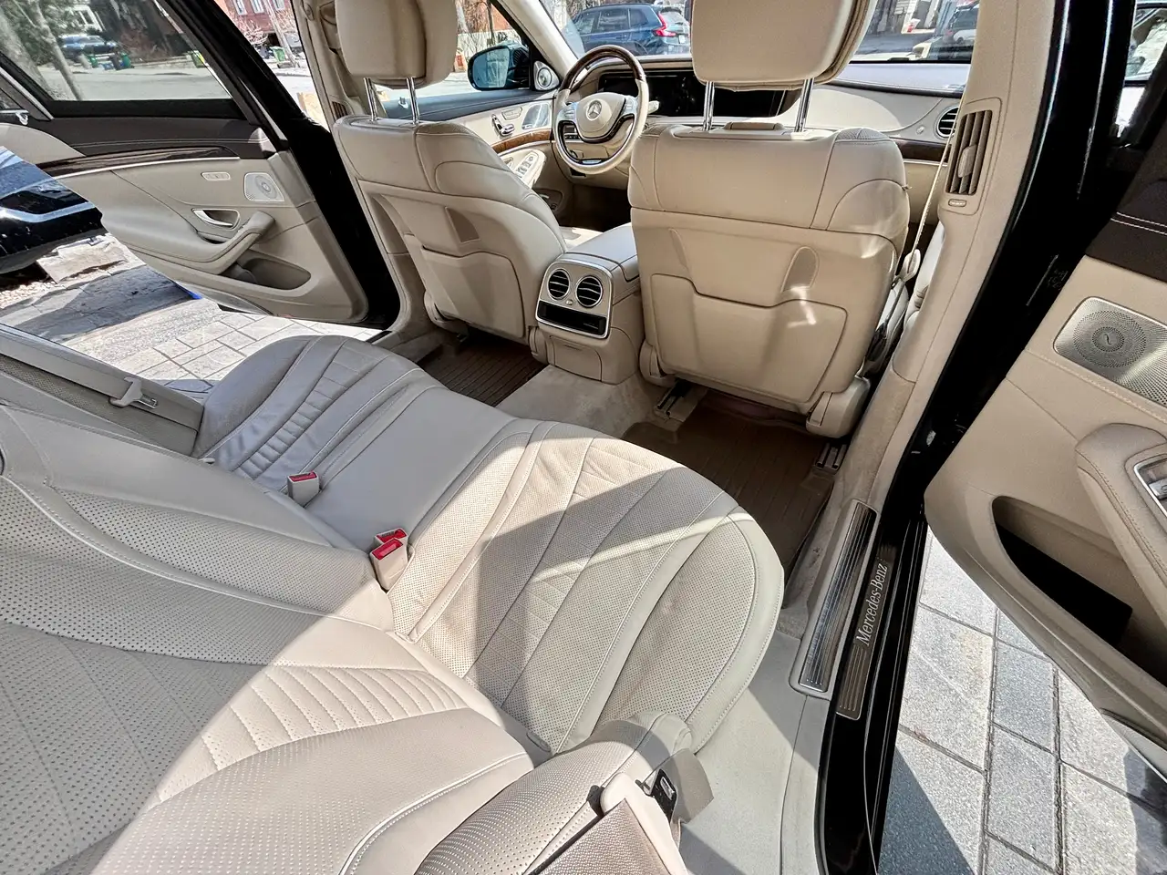 Mercedes-Benz S-Class снимка Mercedes-Benz S-Class