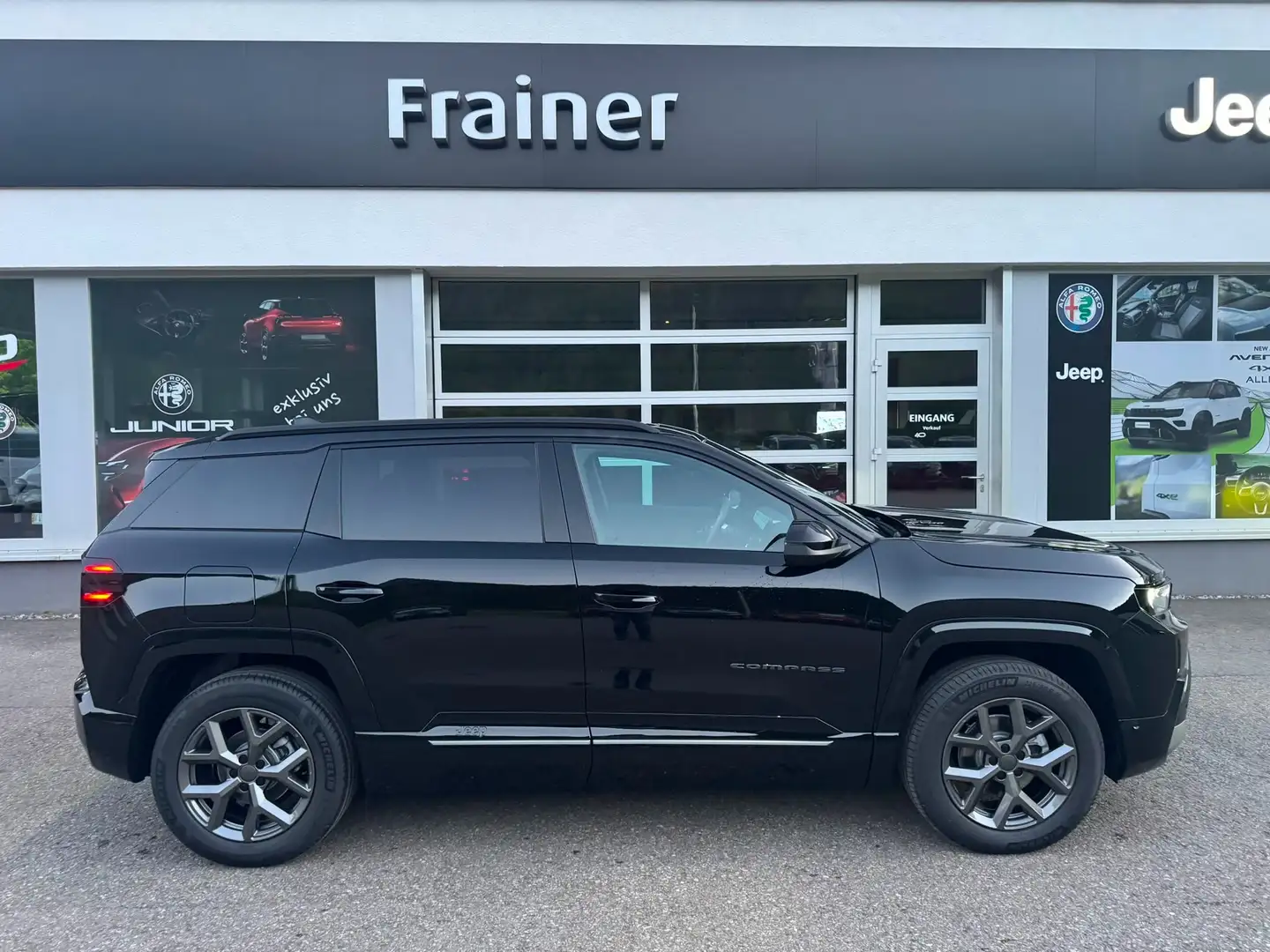 Jeep Compass 1.2 eDCT e-Hybrid First Edition 145PS Schwarz - 1