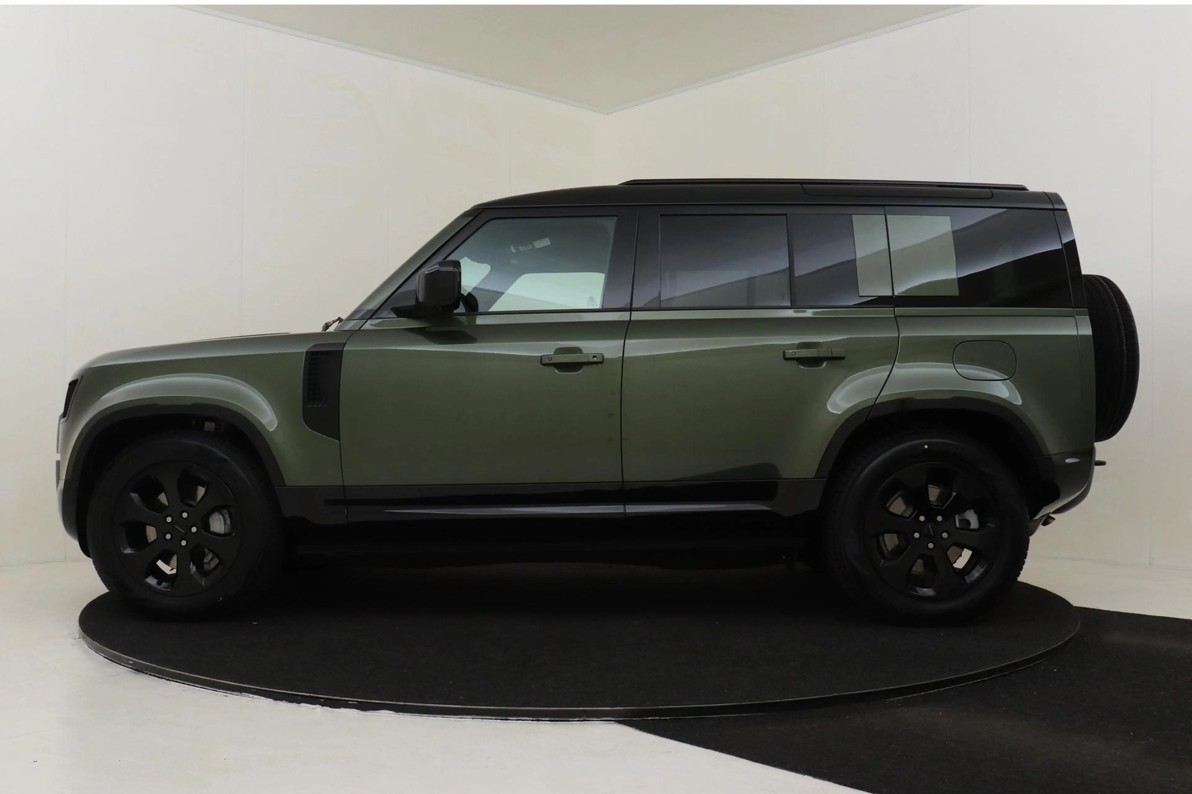 Land Rover Defender 110 2.0 P300e 110 X-DYNAMIC SE WOOLSTONE METALLIC| — photo 7