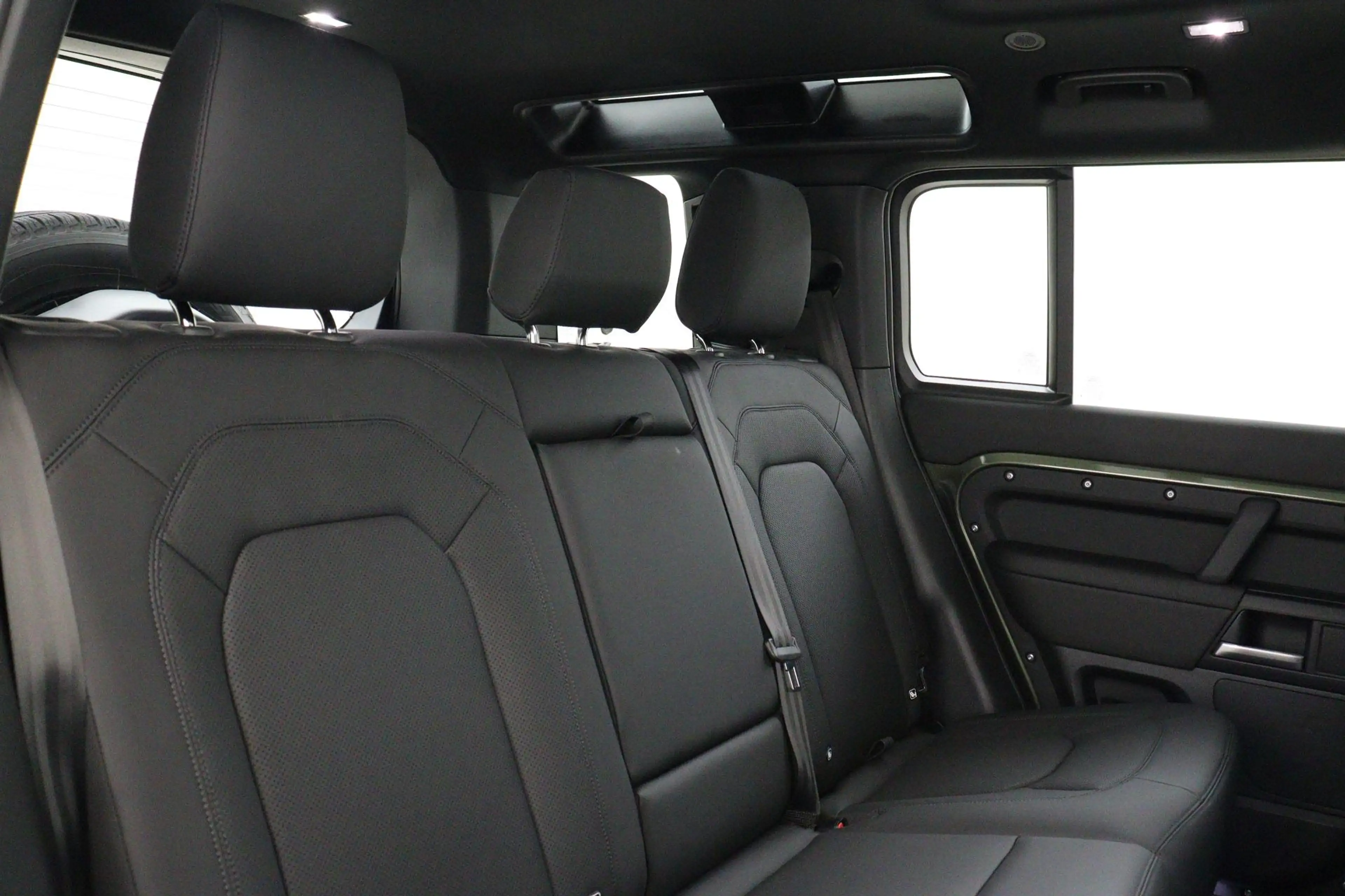 Land Rover Defender 110 2.0 P300e 110 X-DYNAMIC SE WOOLSTONE METALLIC| — photo 14