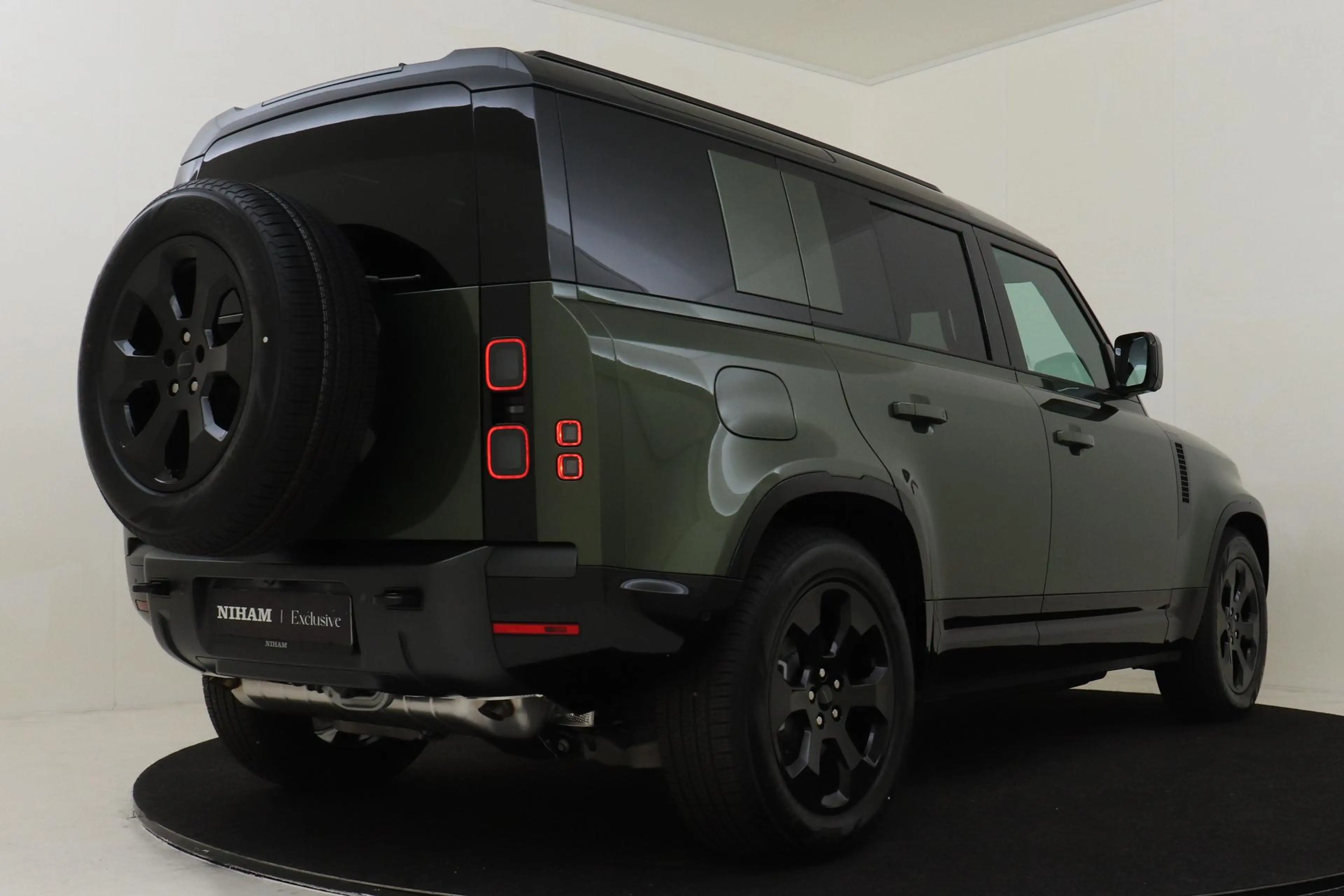 Land Rover Defender 110 2.0 P300e 110 X-DYNAMIC SE WOOLSTONE METALLIC| — photo 3