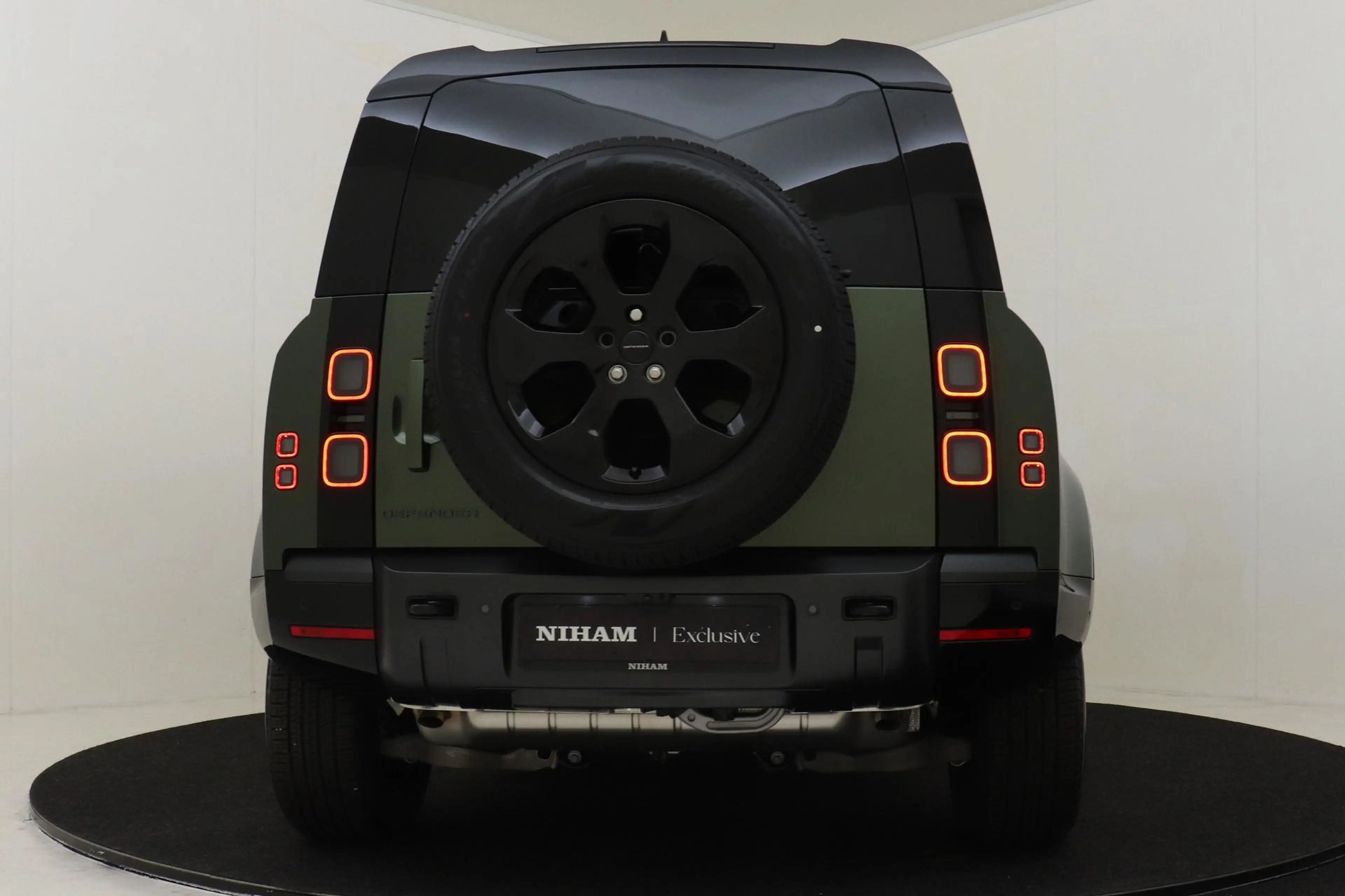 Land Rover Defender 110 2.0 P300e 110 X-DYNAMIC SE WOOLSTONE METALLIC| — photo 15