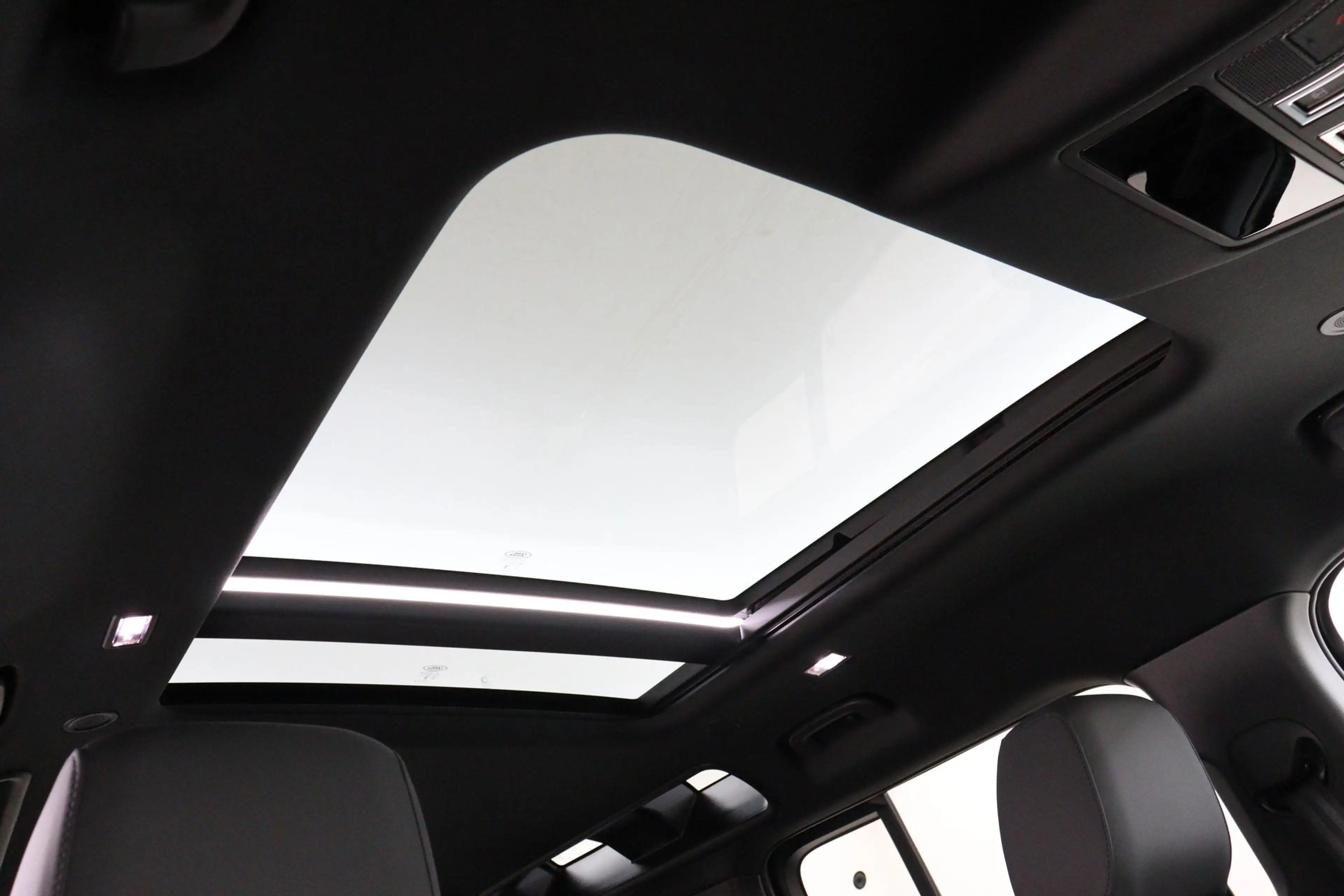 Land Rover Defender 110 2.0 P300e 110 X-DYNAMIC SE WOOLSTONE METALLIC| — photo 10