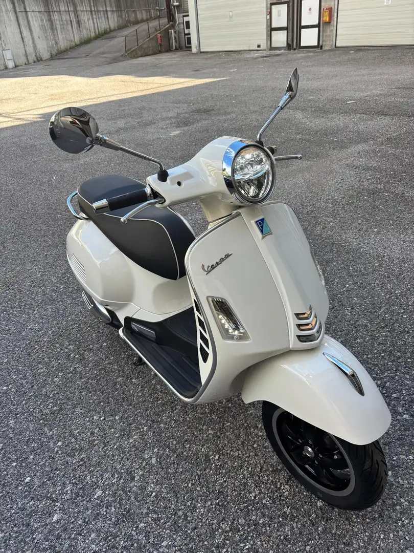 Piaggio GTS 300 Super - 2