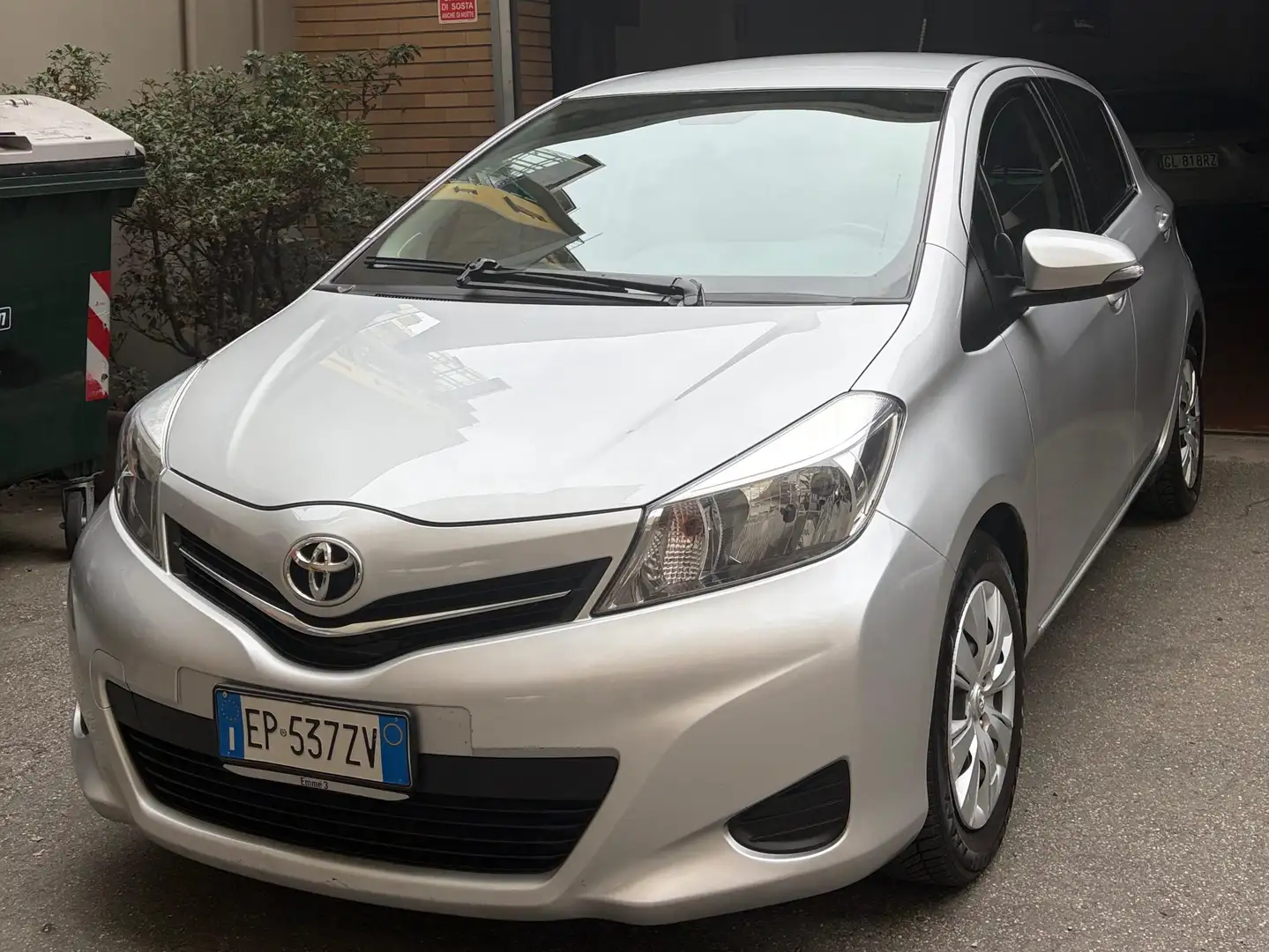 Toyota Yaris Yaris III 2011 5p 1.3 Lounge s Argento - 1