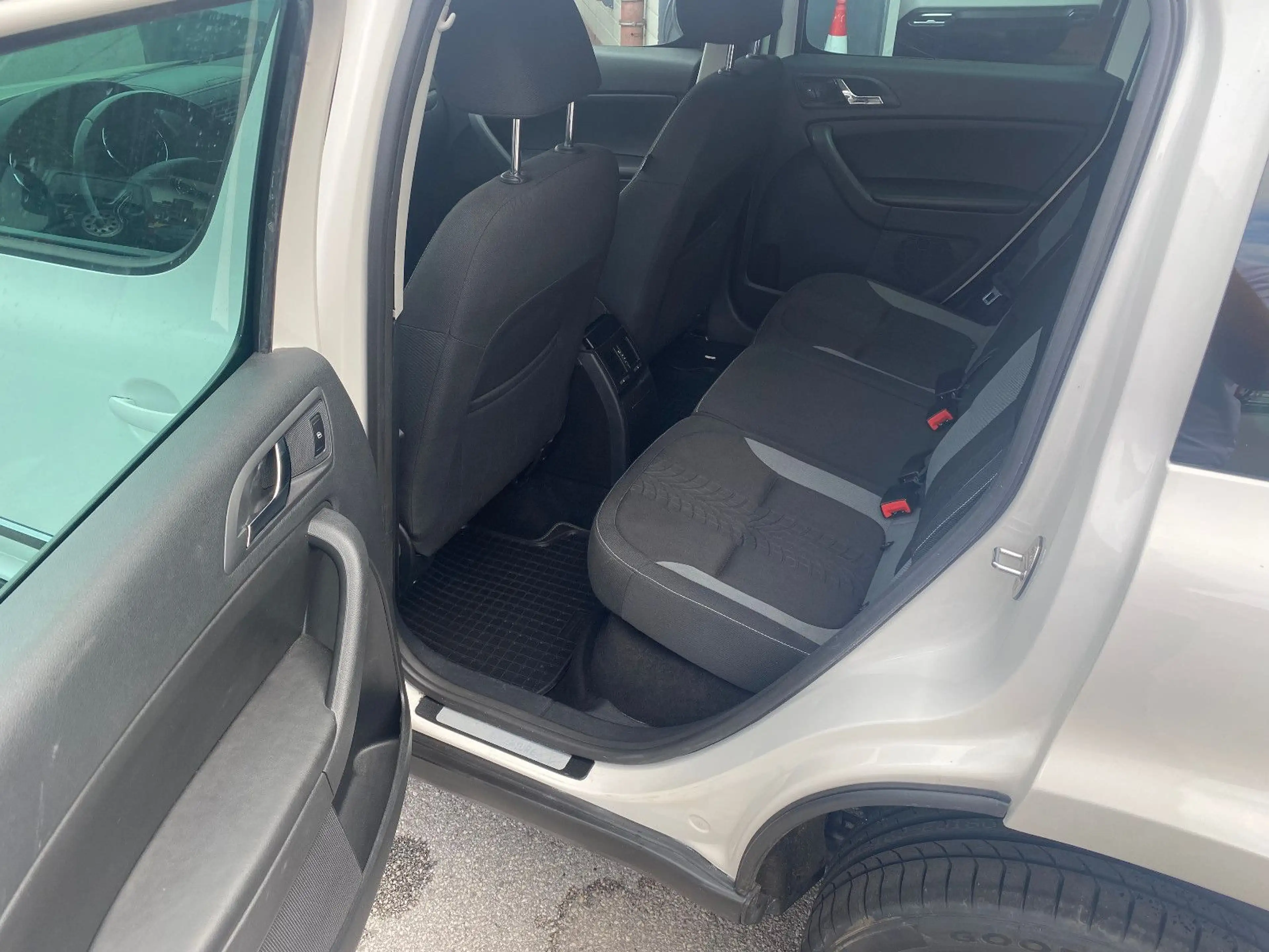 Skoda Yeti Adventure 4x4 +Nav+Sitzh.+ AHK +Bremsen neu — photo 7