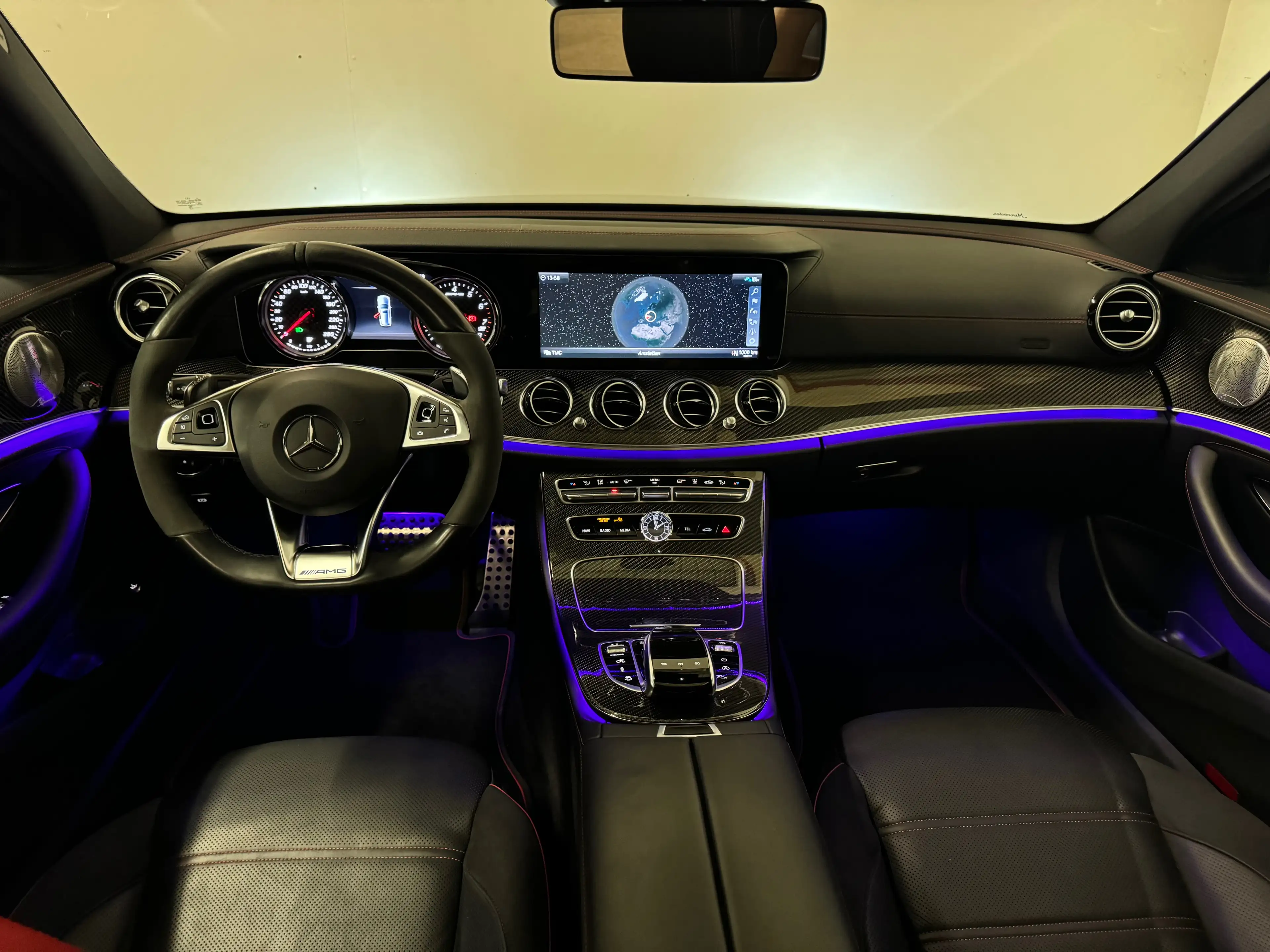 Mercedes-Benz E 43 AMG **Luftfahrwerk-Standheizung-Pano-LED-Rote Gurte** — photo 12