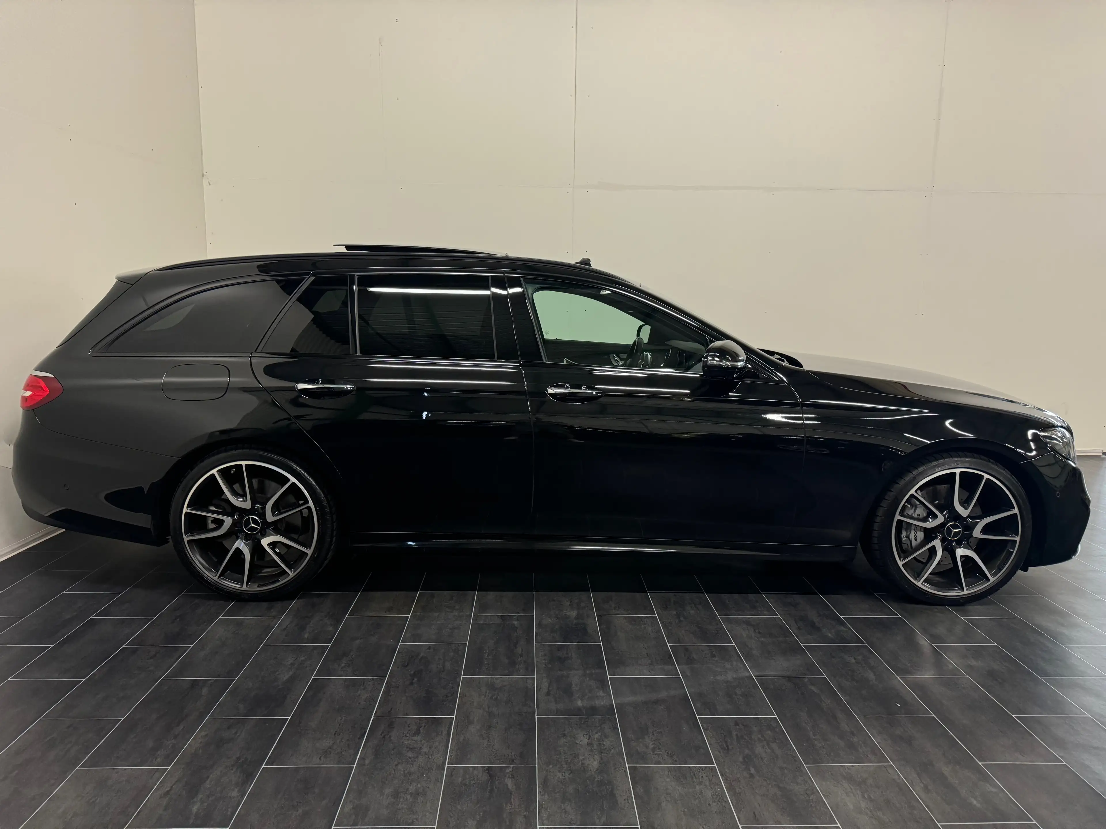 Mercedes-Benz E 43 AMG **Luftfahrwerk-Standheizung-Pano-LED-Rote Gurte** — photo 3