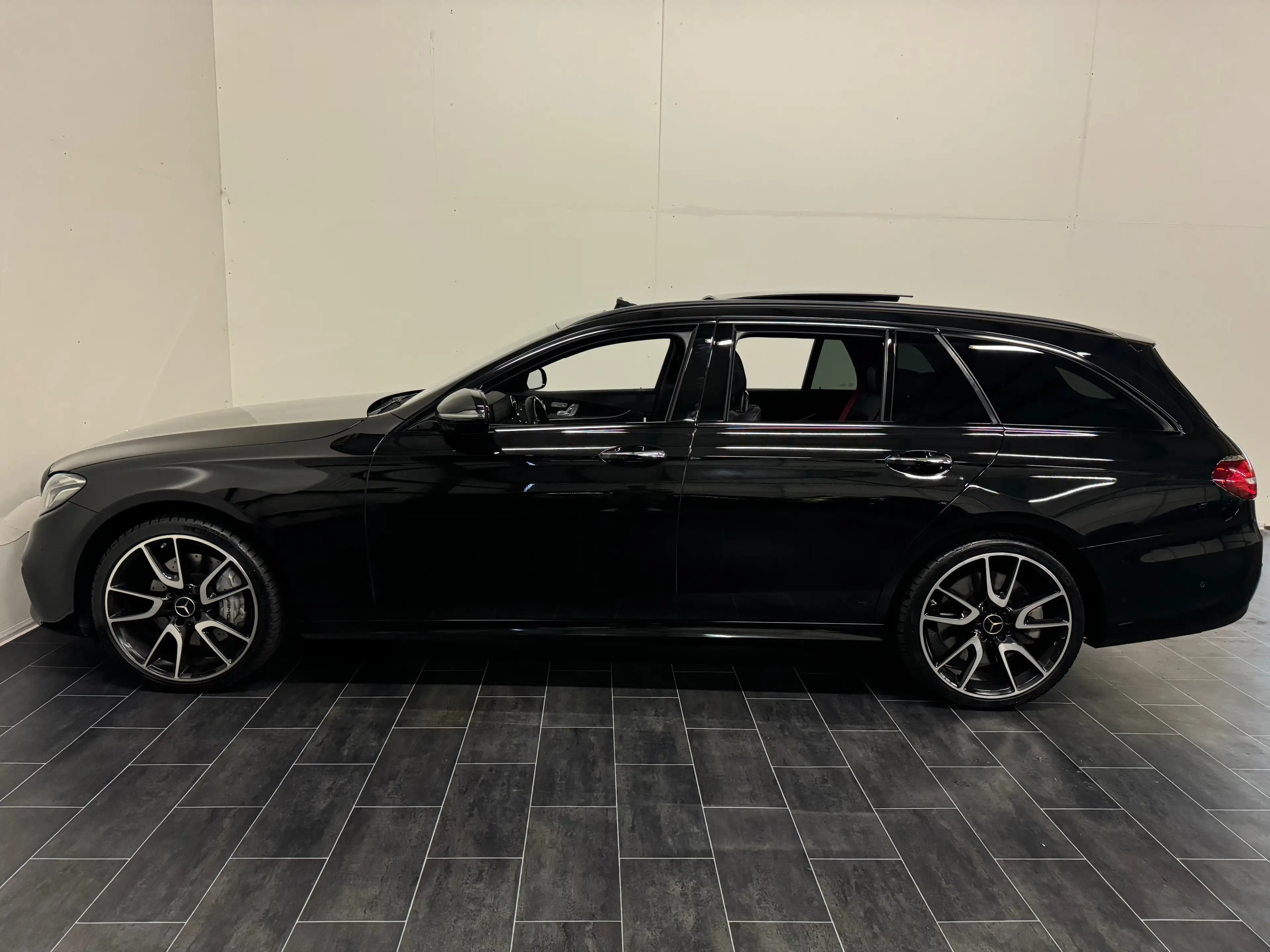 Mercedes-Benz E 43 AMG **Luftfahrwerk-Standheizung-Pano-LED-Rote Gurte** — photo 7