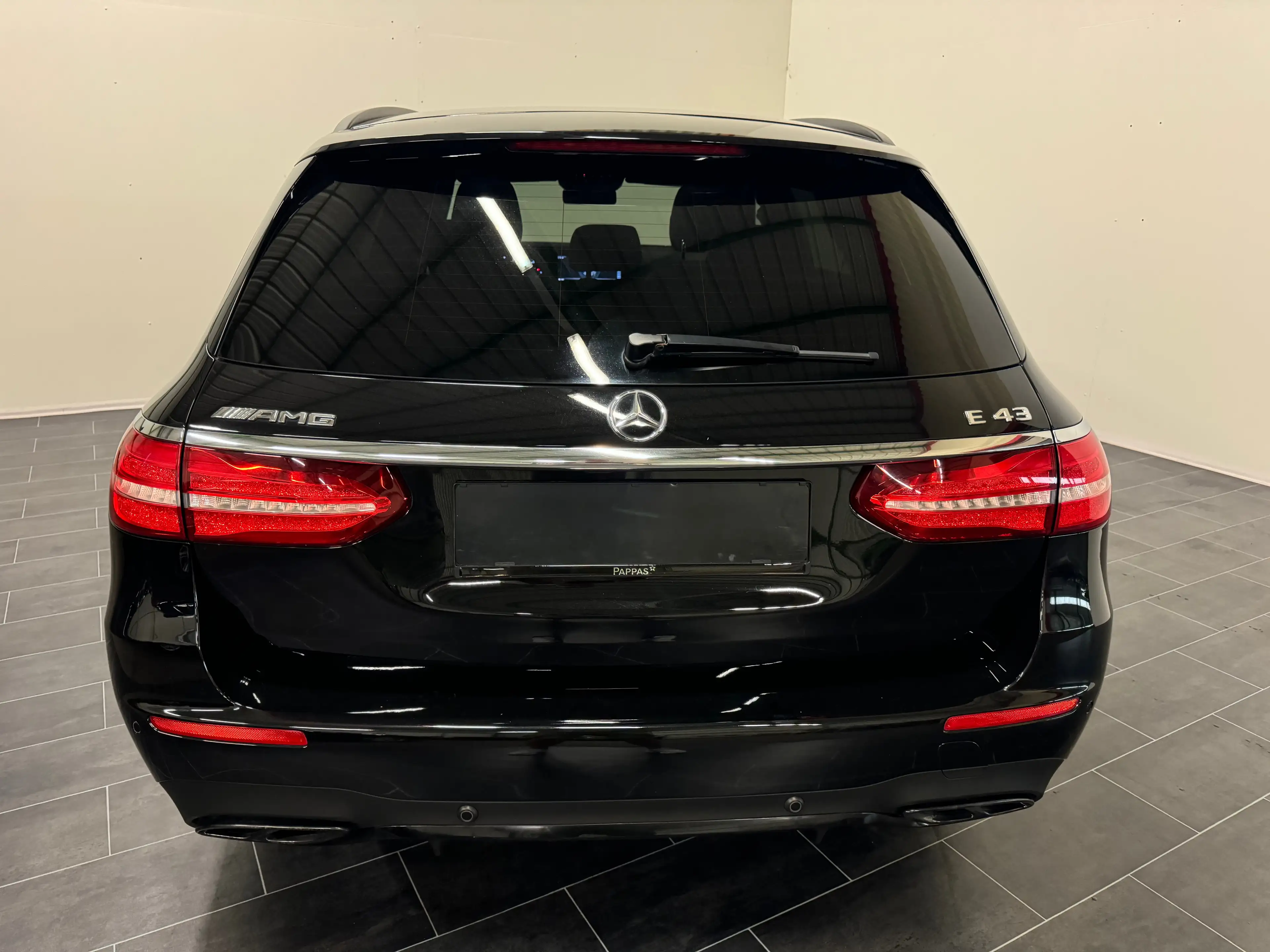 Mercedes-Benz E 43 AMG **Luftfahrwerk-Standheizung-Pano-LED-Rote Gurte** — photo 9