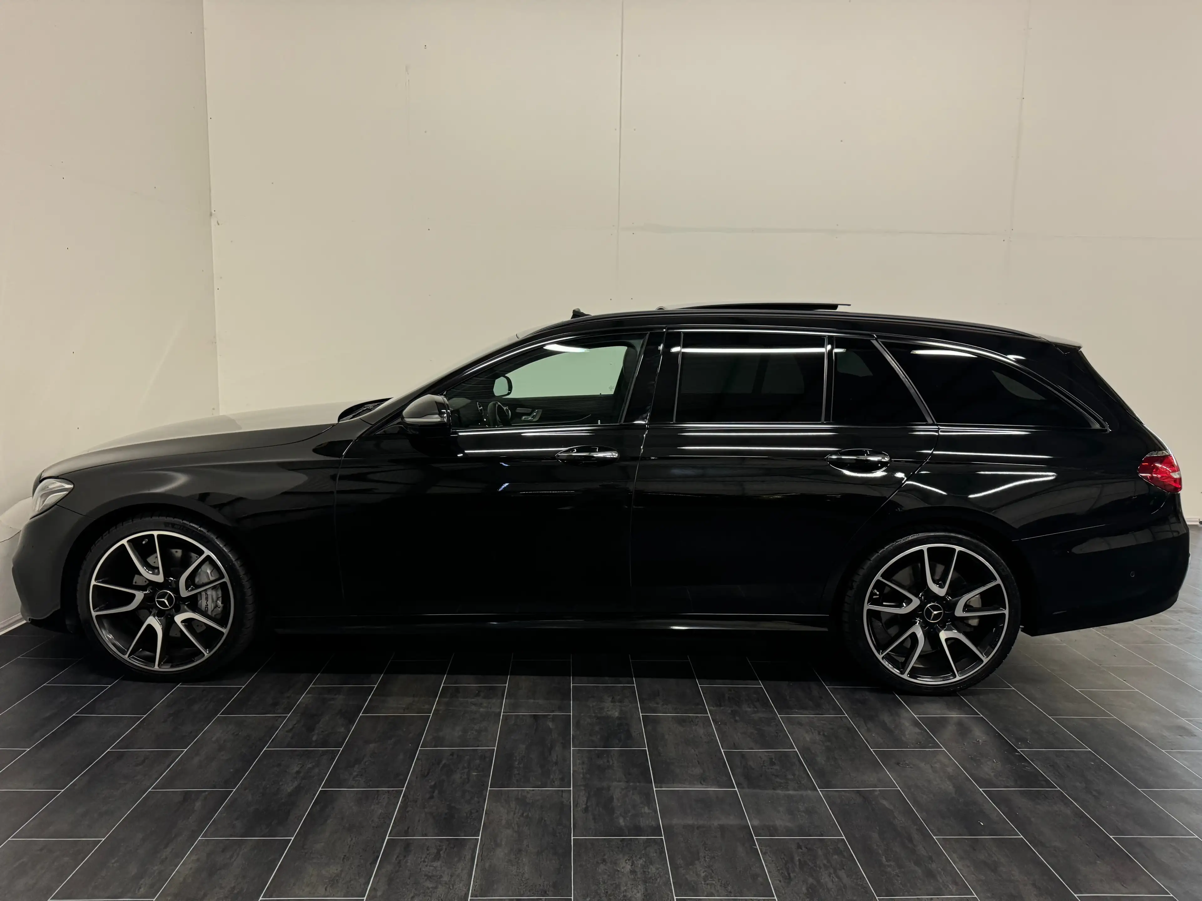 Mercedes-Benz E 43 AMG **Luftfahrwerk-Standheizung-Pano-LED-Rote Gurte** — photo 5