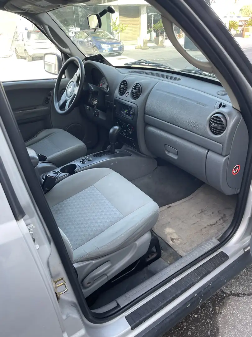 Jeep Liberty Sport - 1