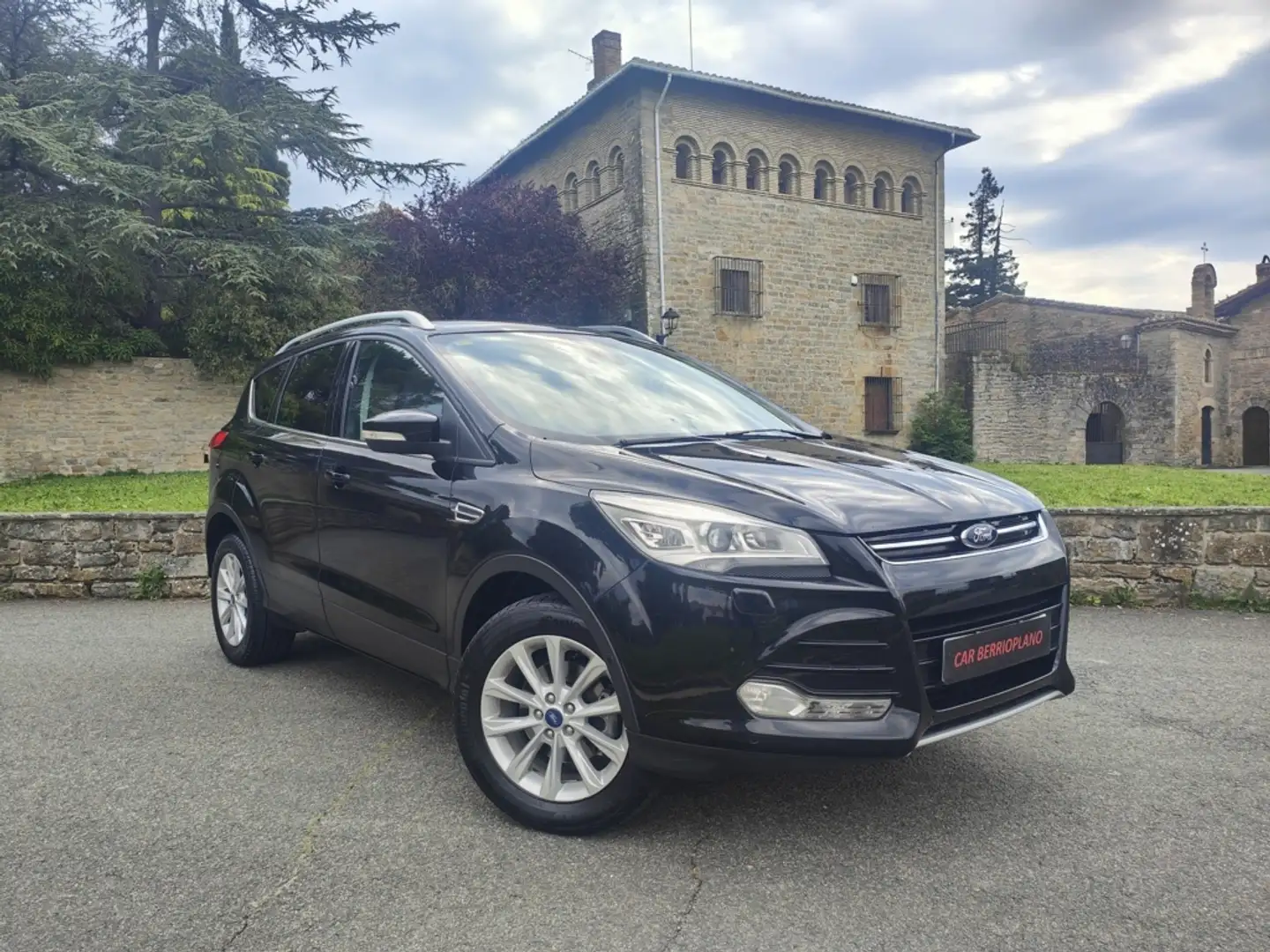 Ford Kuga 1.5 EcoB. Auto S&S Titanium 4x2 150 Zwart - 1