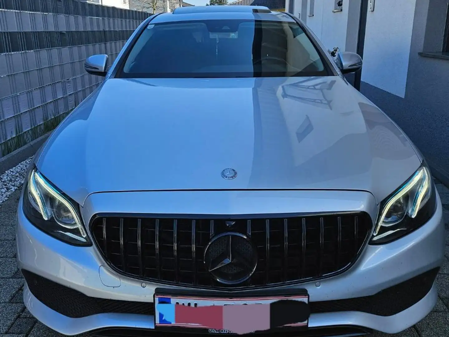 Mercedes-Benz E 220 E 220 d Avantgarde Aut. Avantgarde Silber - 1
