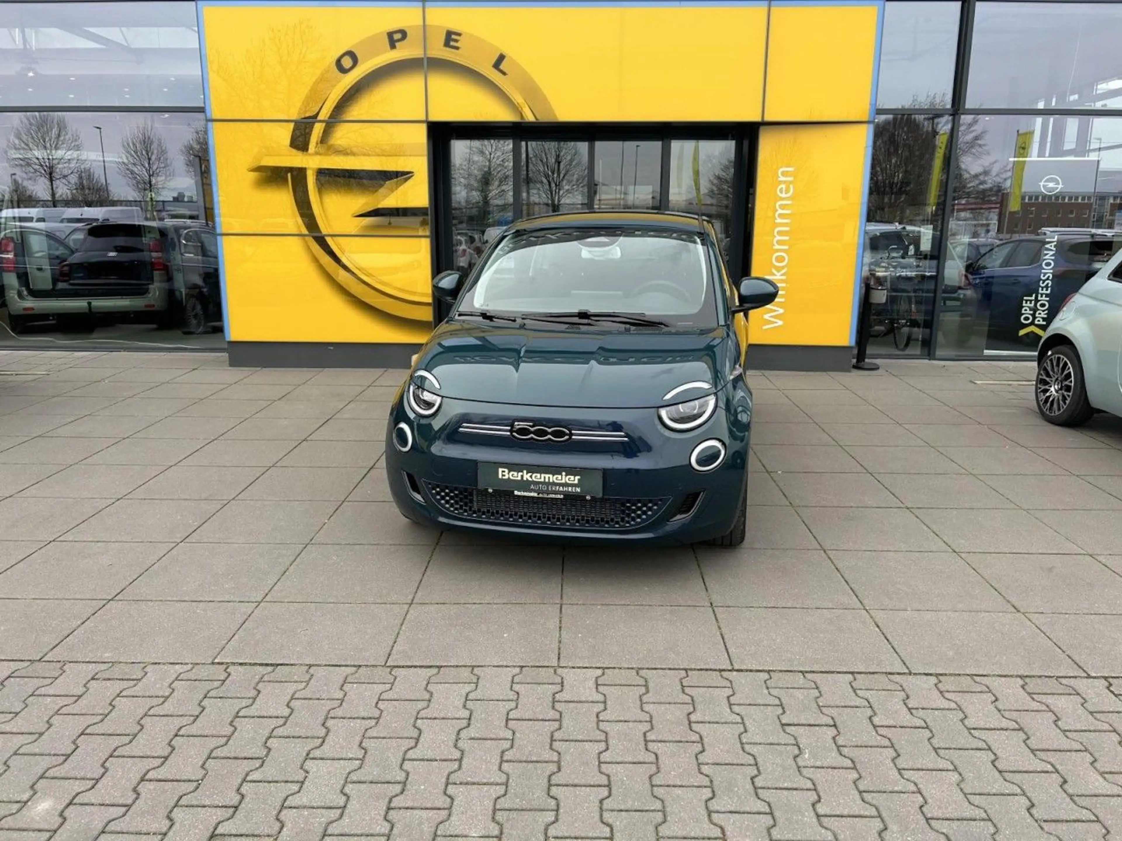Fiat 500e *JBL_Sensoren_Kamera* — photo 2