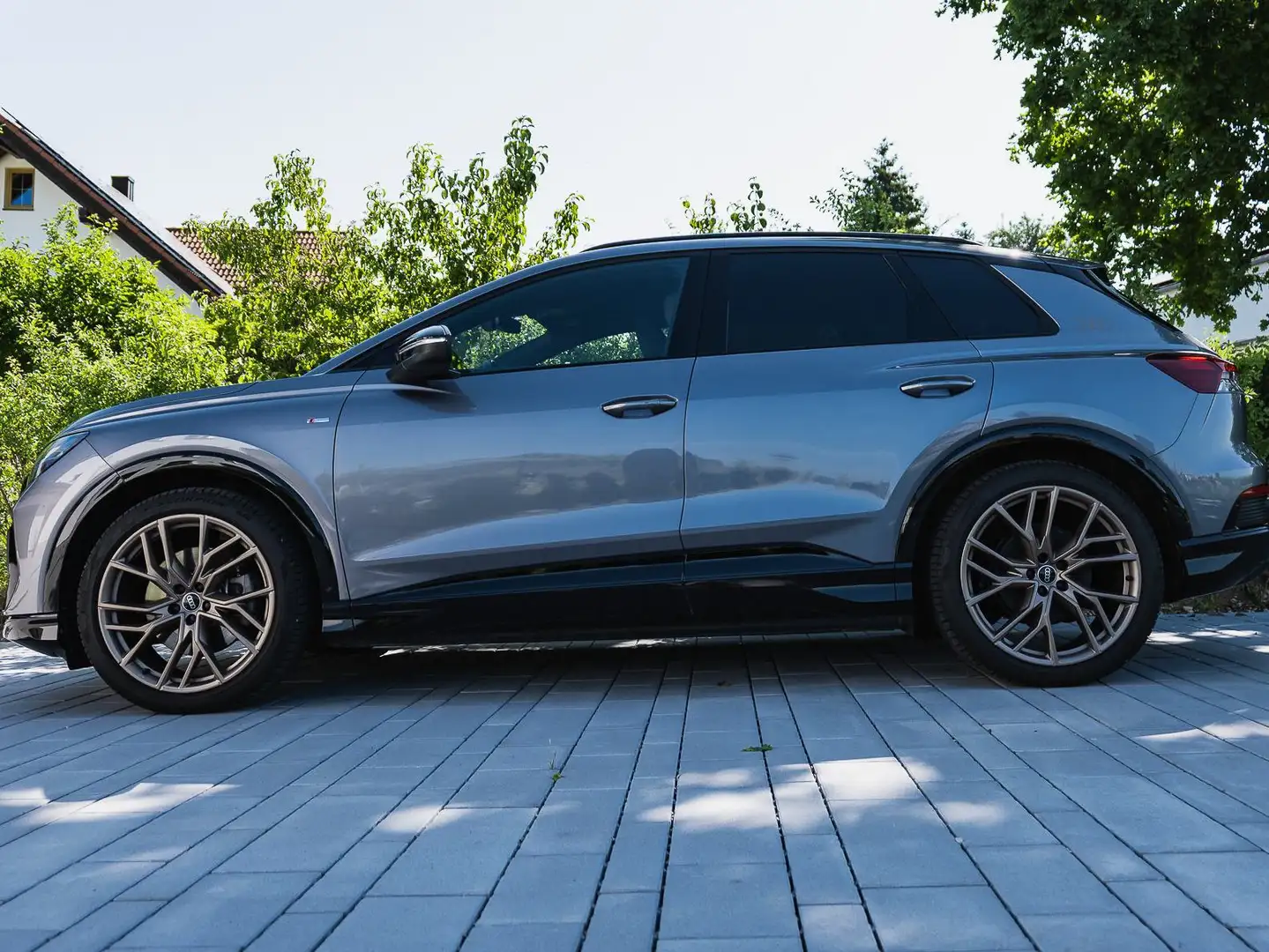 Audi Q4 e-tron Q4 e-tron 40 - Edition One - S line - AHK Grau - 1