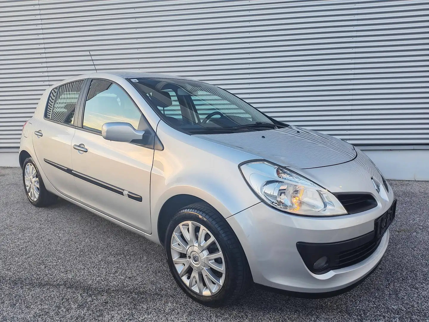 Renault Clio Clio Exception 1,2 16V ° NUR 94TKM ° T.LEDER ° SERVICEGEPFLEGT ° TOP ZUSTAND ° KLIMA ° ISOFIX ° Silber - 1