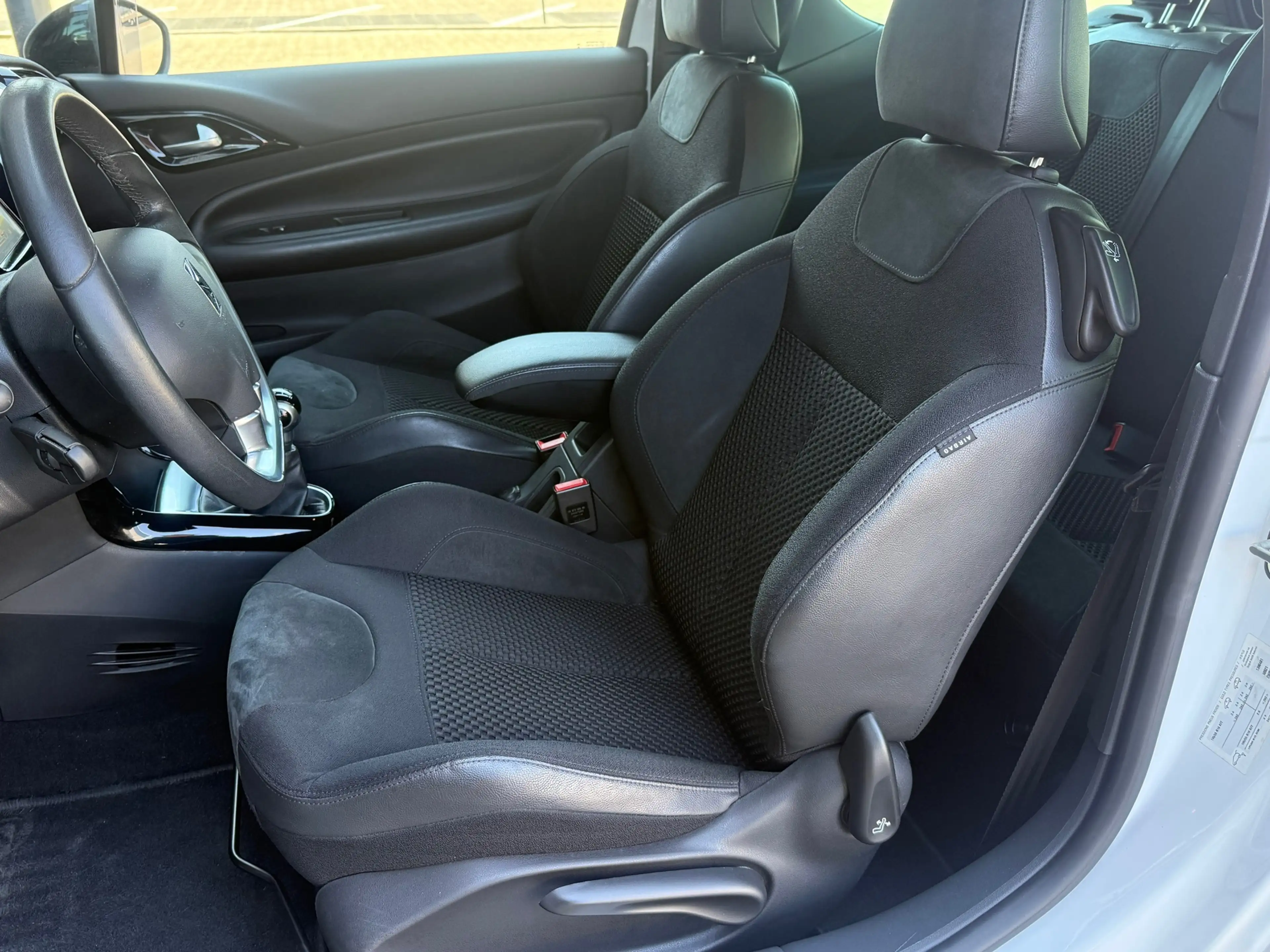 Citroen DS3 1.2 So Chic, Camera, Climate, Led, Navi, PDC, Trek — photo 4