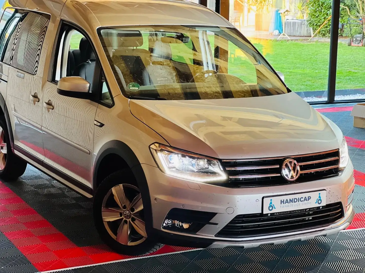 Volkswagen Caddy PKW Alltrack BMT 4Motion DSG Stříbrná - 2
