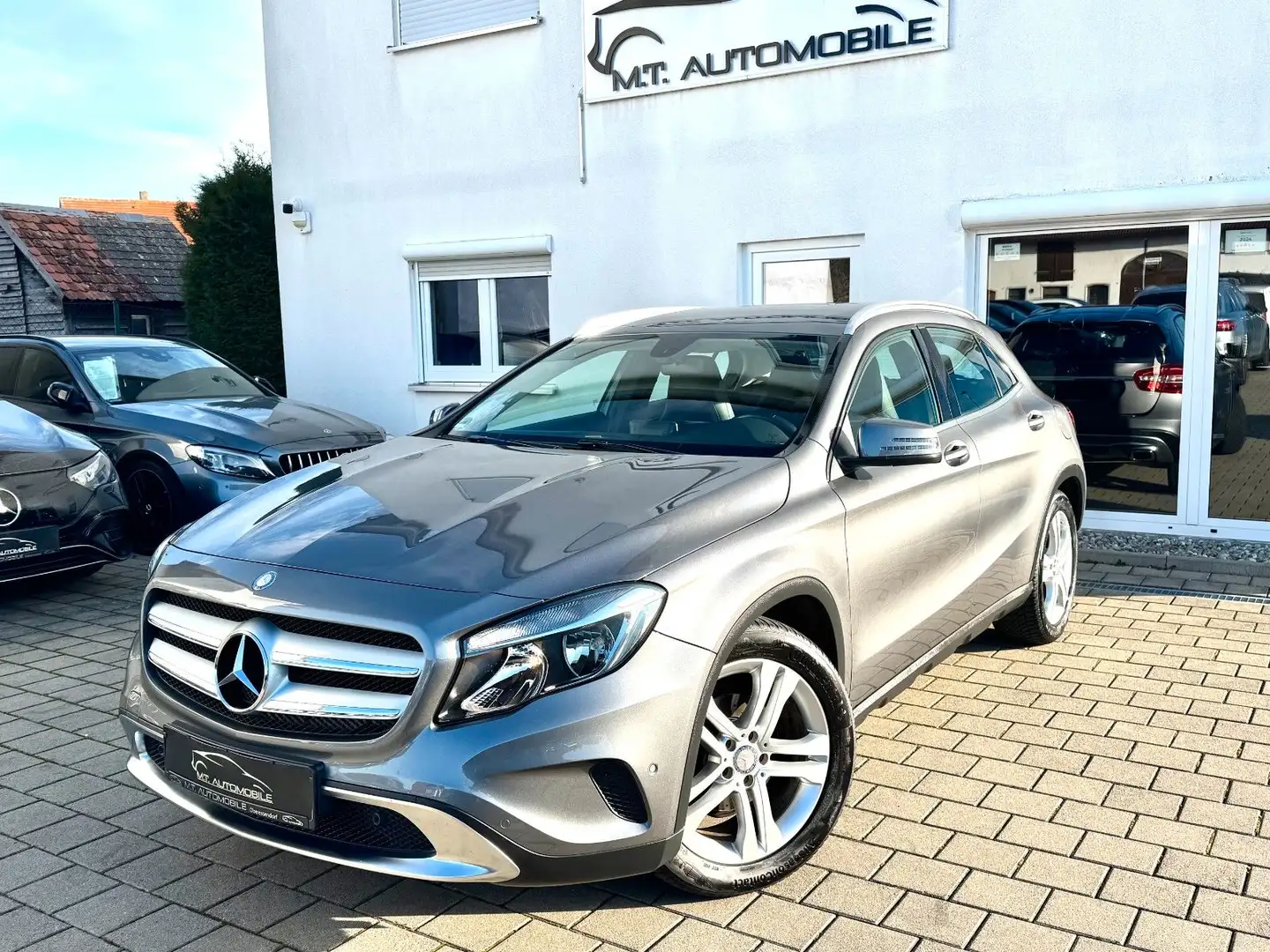 Mercedes-Benz GLA 200 *URBAN*TEMP*KLIMA*PDC*BLUETOOTH*T-LEDER* Grau - 1