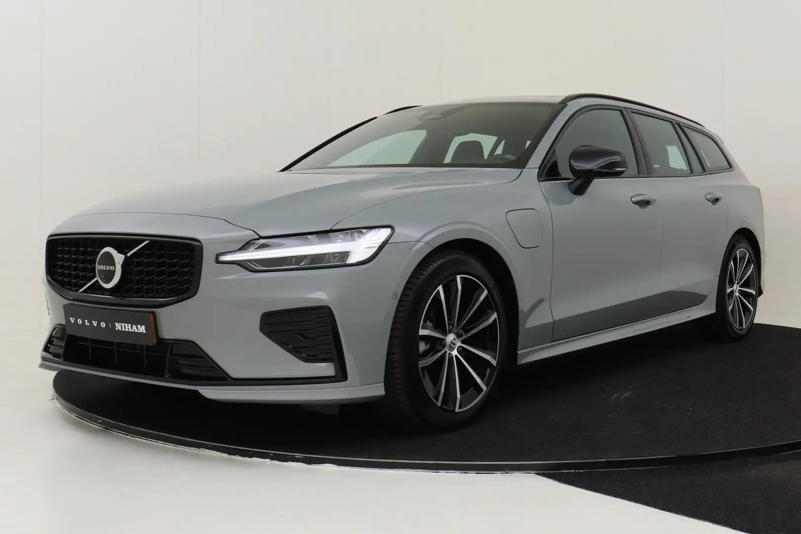 Volvo V60 T6 RECHARGE AWD PLUS DARK -PANO.DAK|HK-AUDIO|360°C Gris - 1