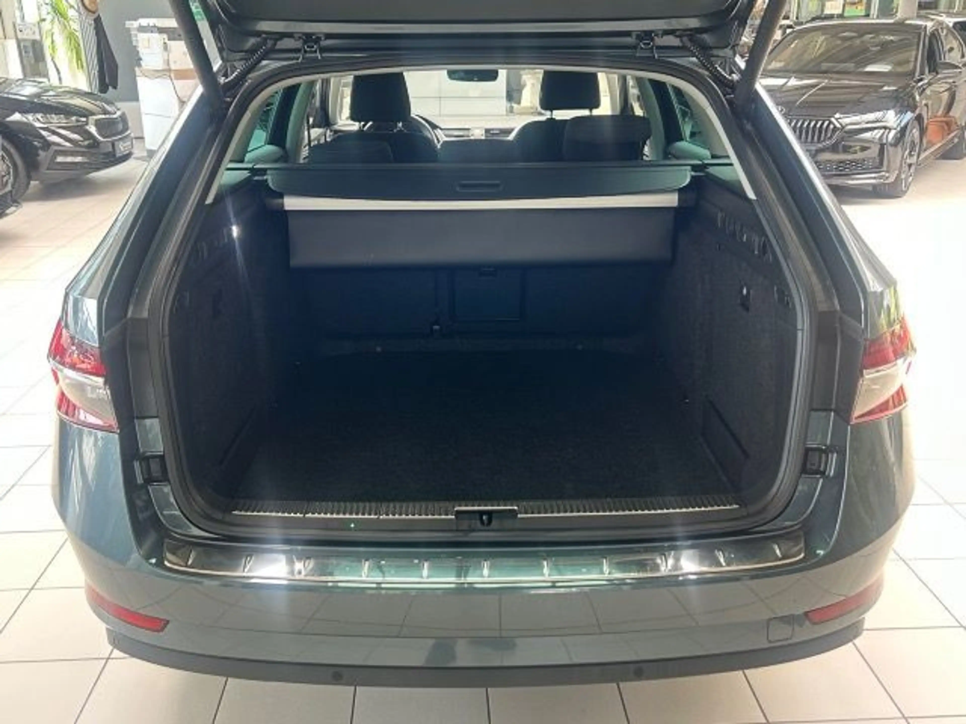 Skoda Superb Combi Style 2.0 TDI DSG 4x4 AHK Navi PDC — photo 8