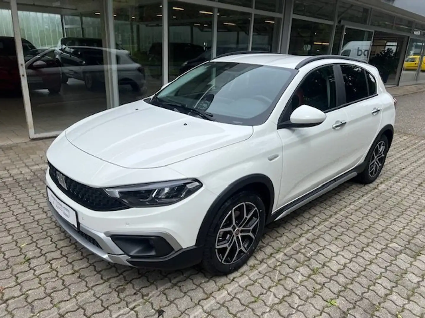 Fiat Tipo 5-Türer MY23 Cross Hybrid 130 eDCT7 Weiß - 2
