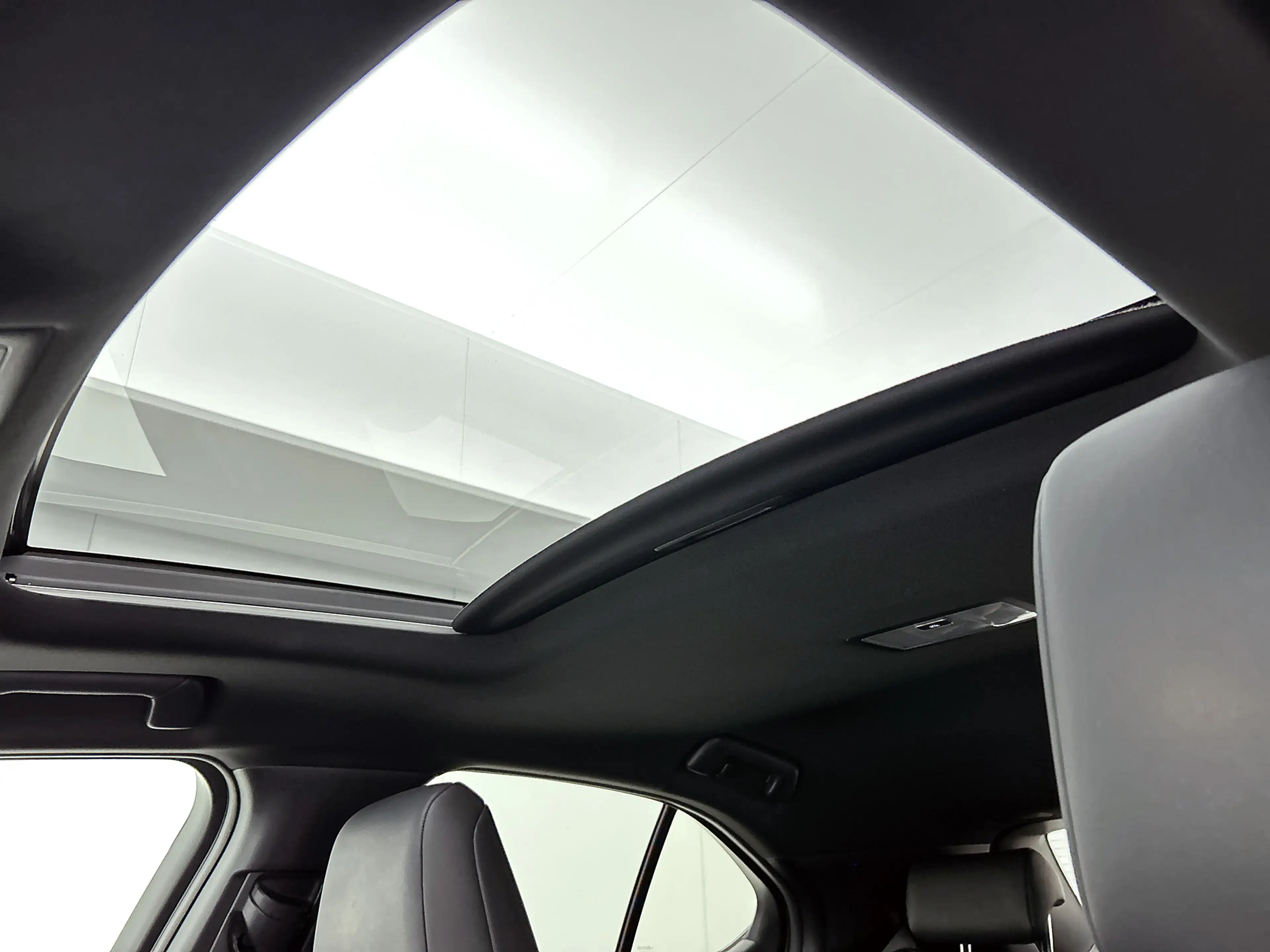 Lexus UX 250h Executive Line | Schuif/kanteldak | Navigatie | LM — photo 4