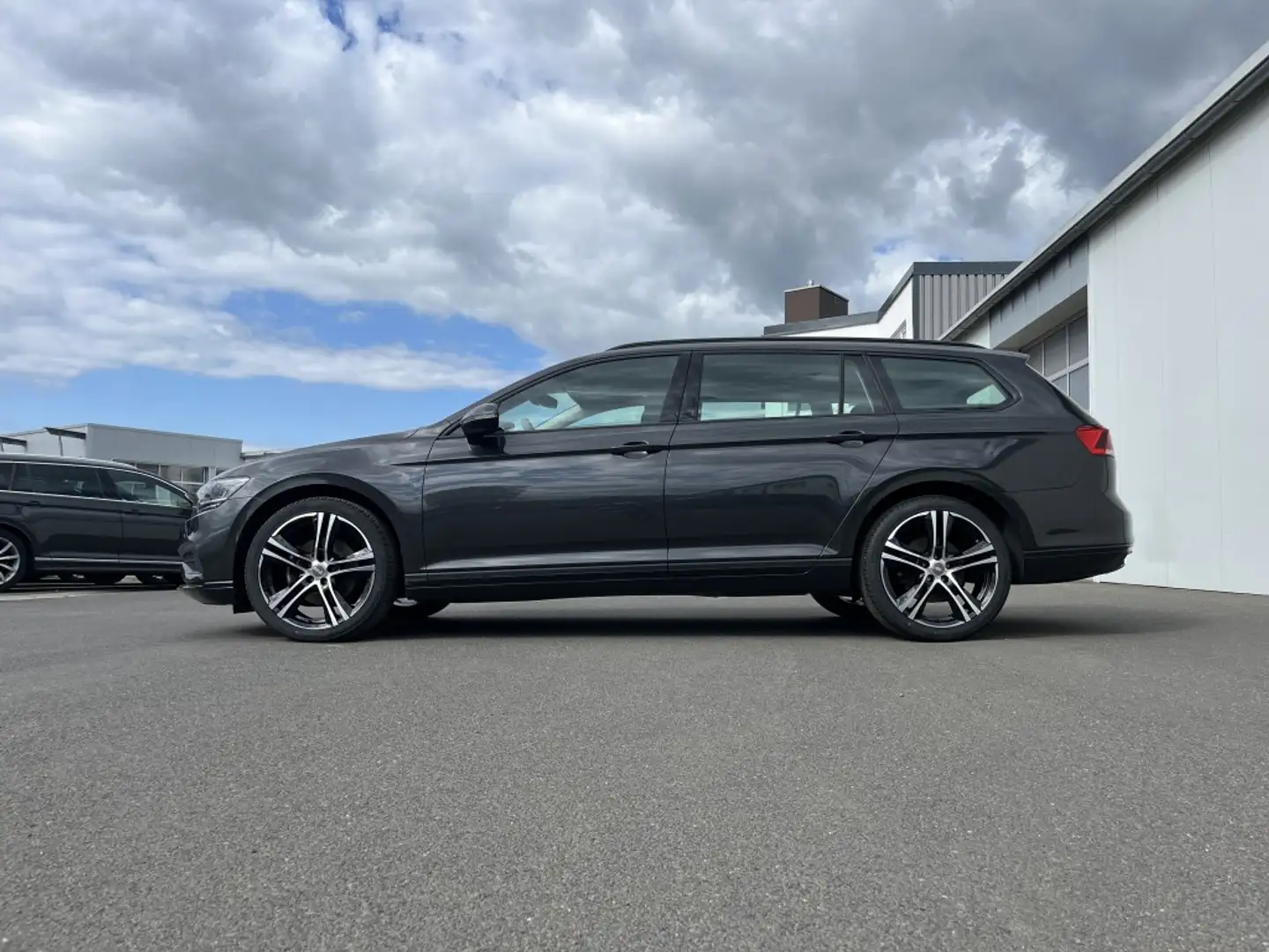 Volkswagen Passat Variant 1.6 TDI DSG R-Line Optik 109€ m. 20% Anzahlung N Grau - 2