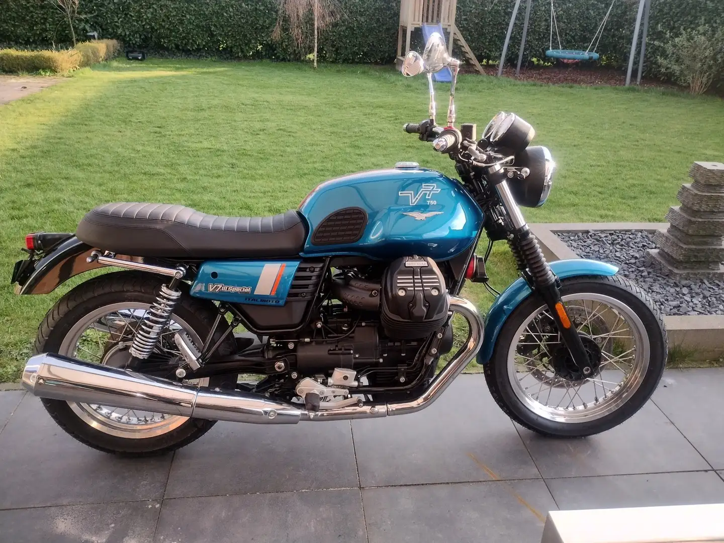 Moto Guzzi V 7 Special Blauw - 1