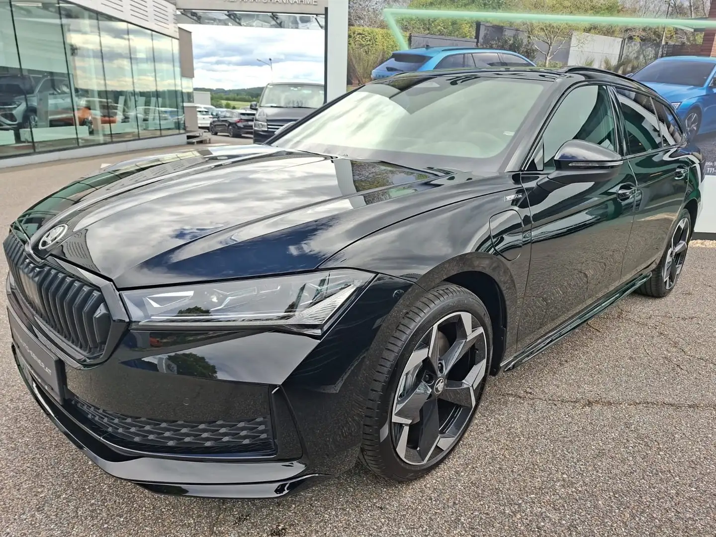 Skoda Superb Sportline iV TSI DSG Schwarz - 1