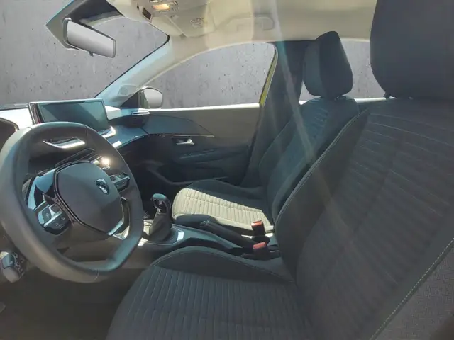Peugeot 208 view 9