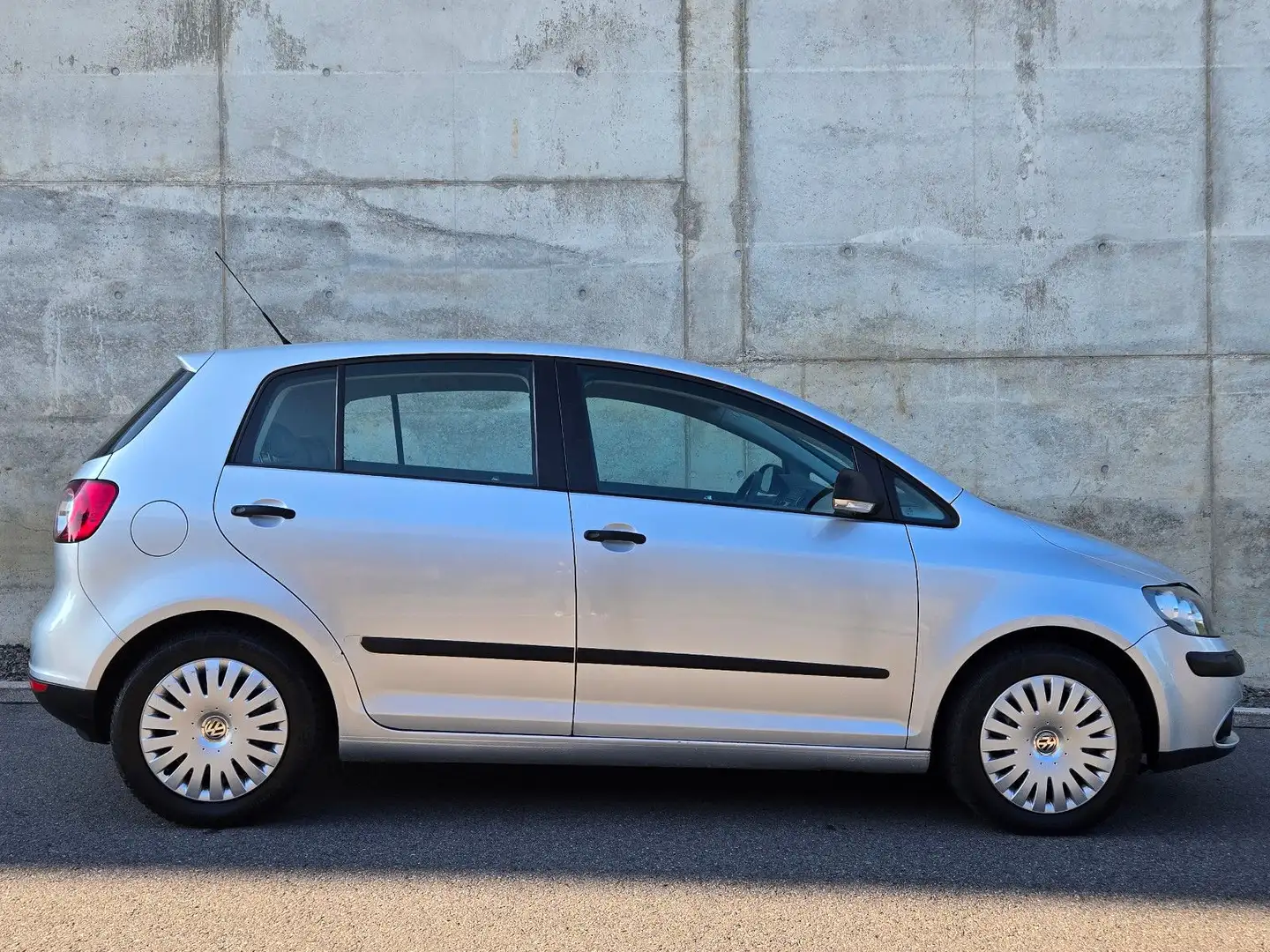 Volkswagen Golf Plus 5 1.4 16V Benzin nur 83Tkm Trendline Silber - 2