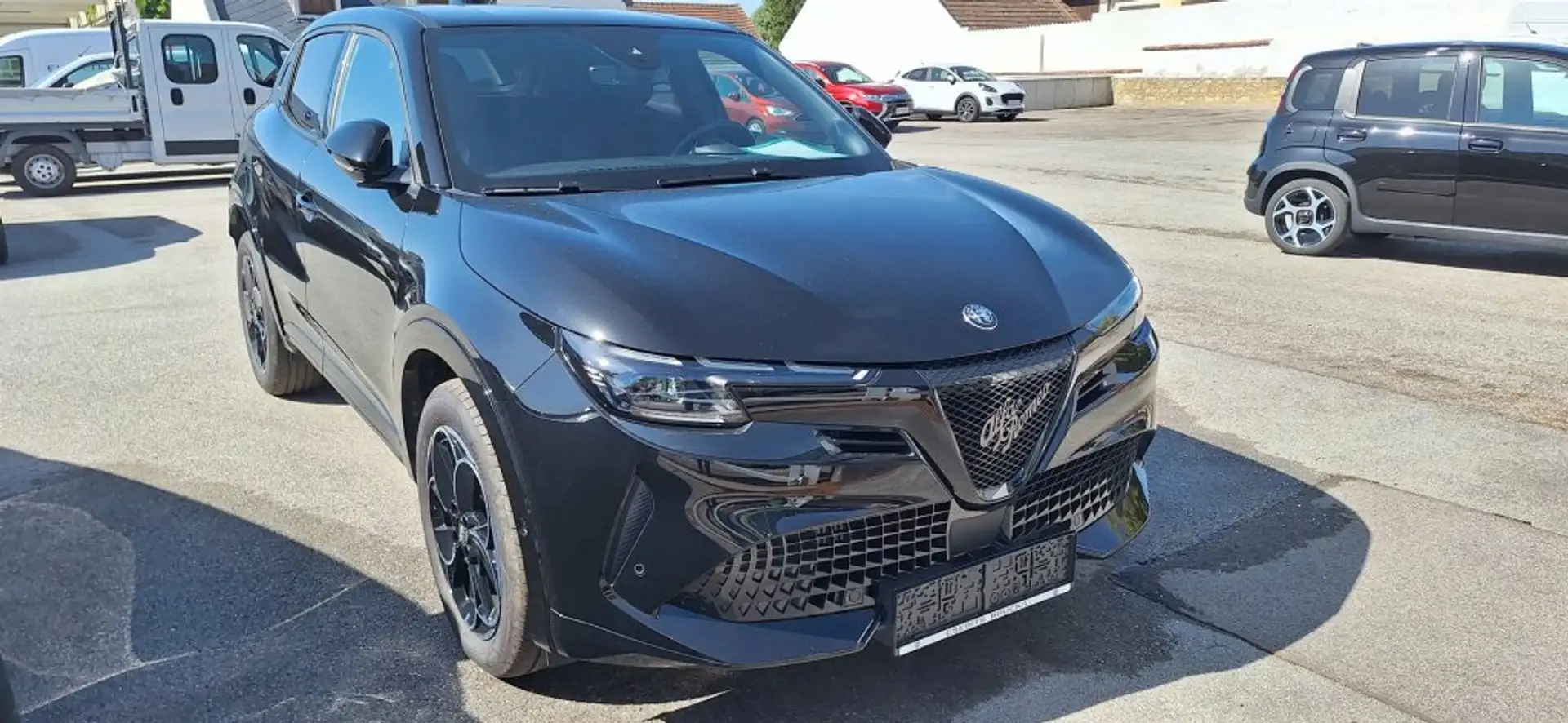 Alfa Romeo Junior Ibrida Q4 Hybrid eAWD inc. Technologiepaket Schwarz - 2