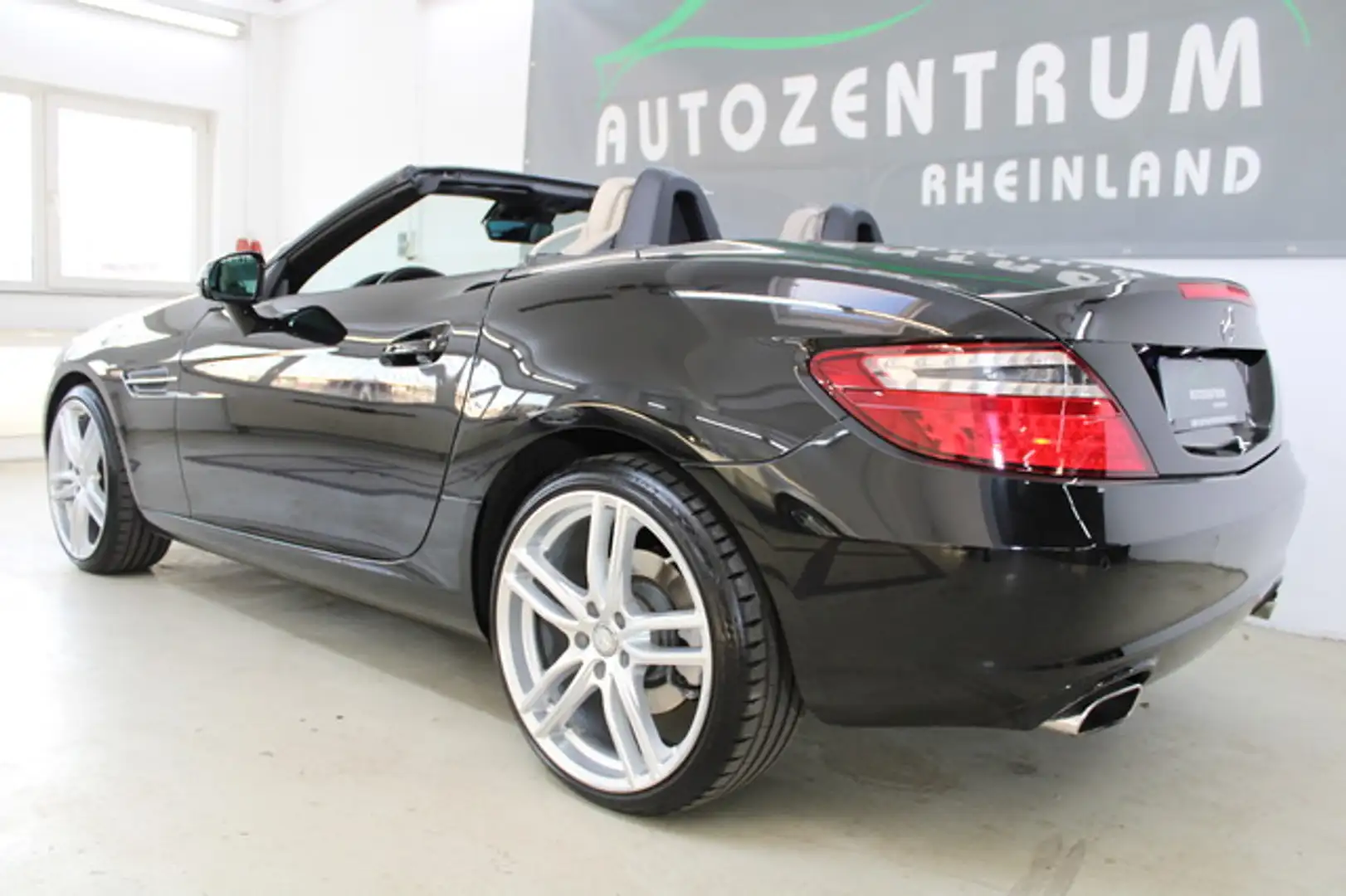 Mercedes-Benz SLK 200 Panorama/SHZ/Leder/Xenon/PDC/Airscarf Schwarz - 2