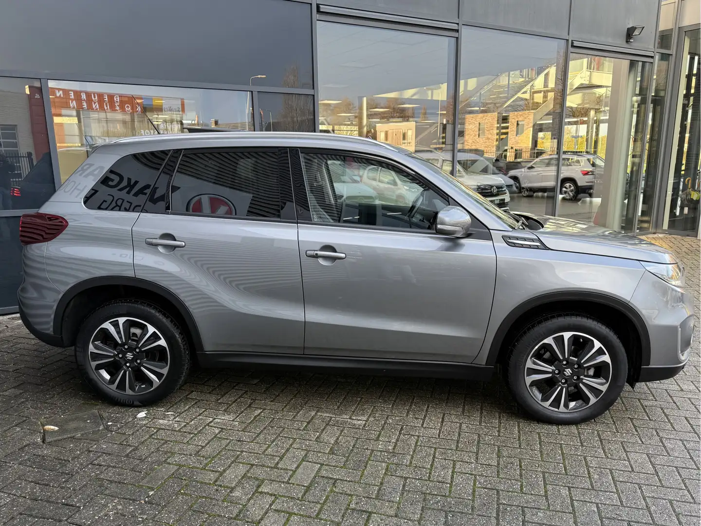 Suzuki Vitara 1.5 Hybrid Style AUTOMAAT AUTOMAAT,LED,NAVI/CAM,PA Grijs - 2