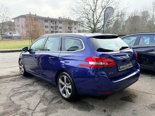 Peugeot 308 view 3