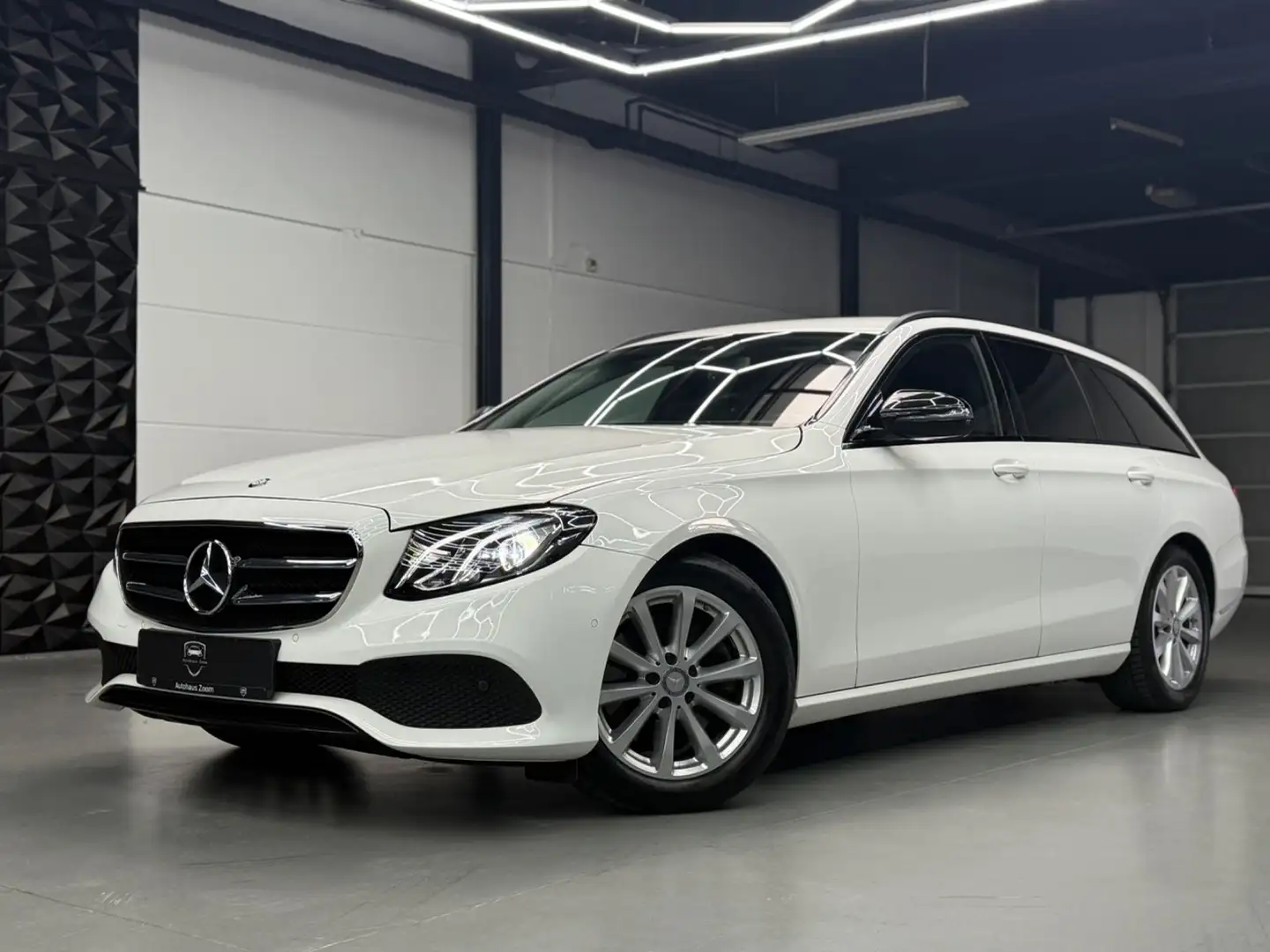 Mercedes-Benz E 220 d NIGHT*KAMERA*WIDESCREEN*APPLE CAR*LEDER Blanco - 1