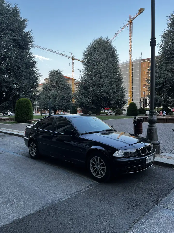 BMW 318i, foto 1