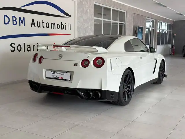 Nissan GT-R view 4