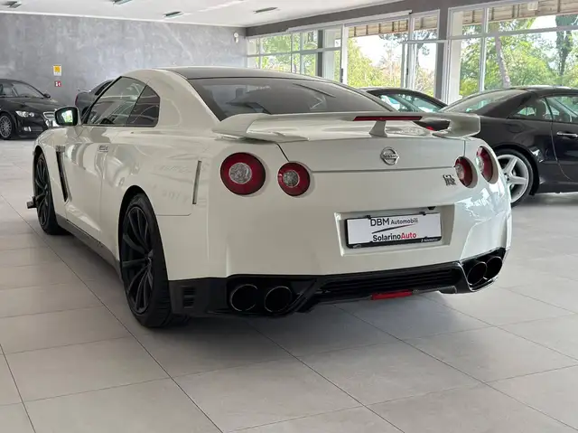 Nissan GT-R view 3