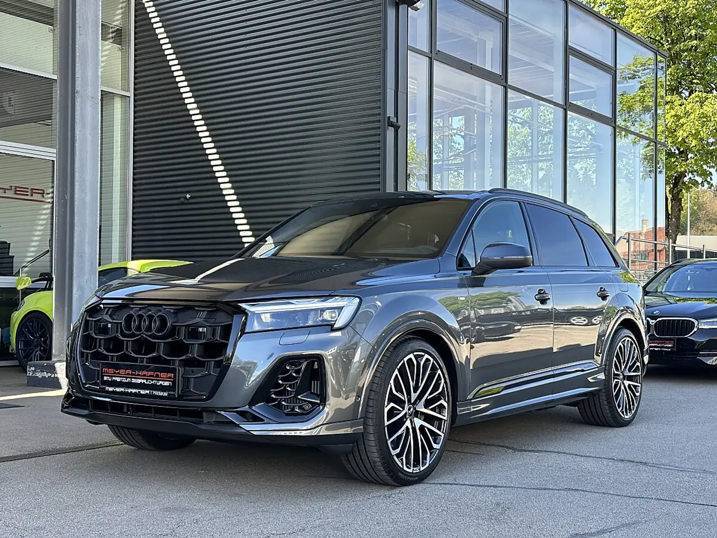 Audi Q7 55 TFSI e PHEV quattro S-line Grau - 2