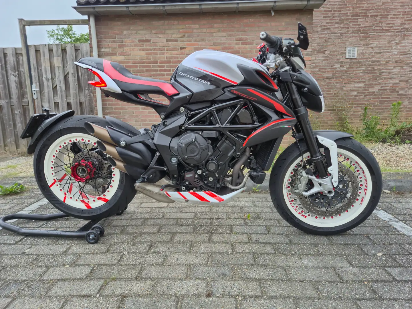 MV Agusta Dragster 800rr Zwart - 1