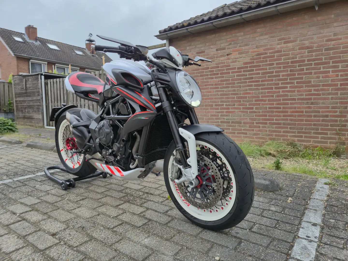 MV Agusta Dragster 800rr Zwart - 2