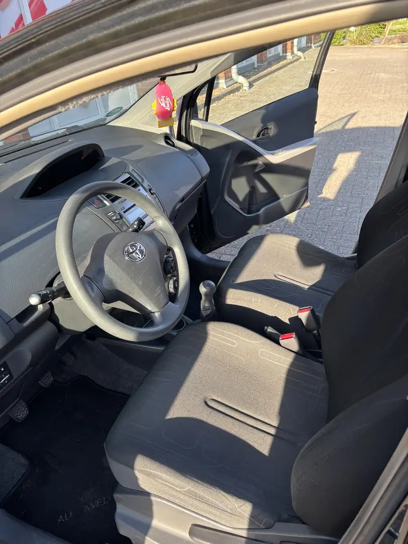 Toyota Yaris Verso 1.3 Schwarz - 2